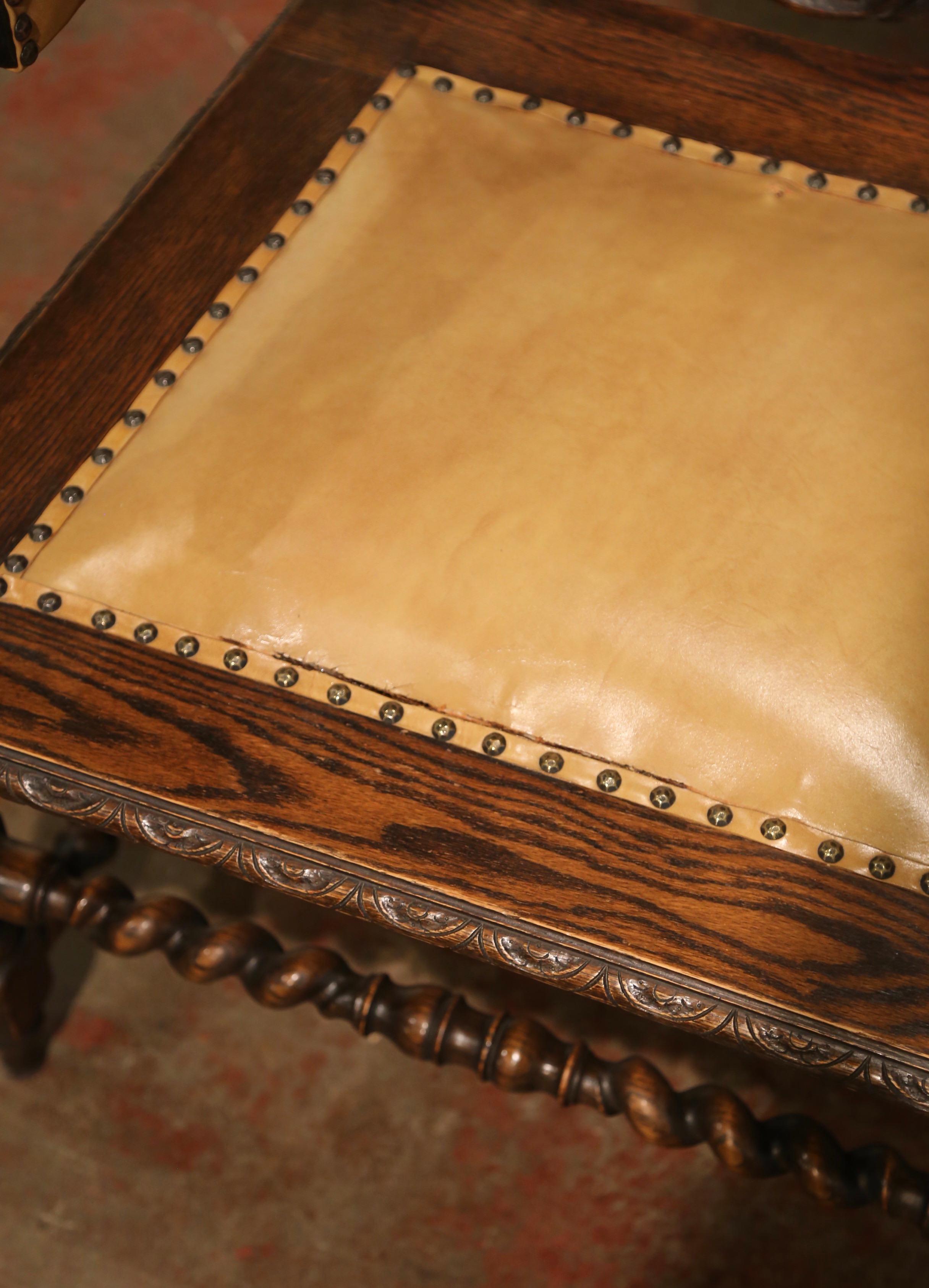Sessel aus geschnitzter Eiche und Leder im Louis-XIII-Stil des 19. Jahrhunderts von Karpen im Angebot 1