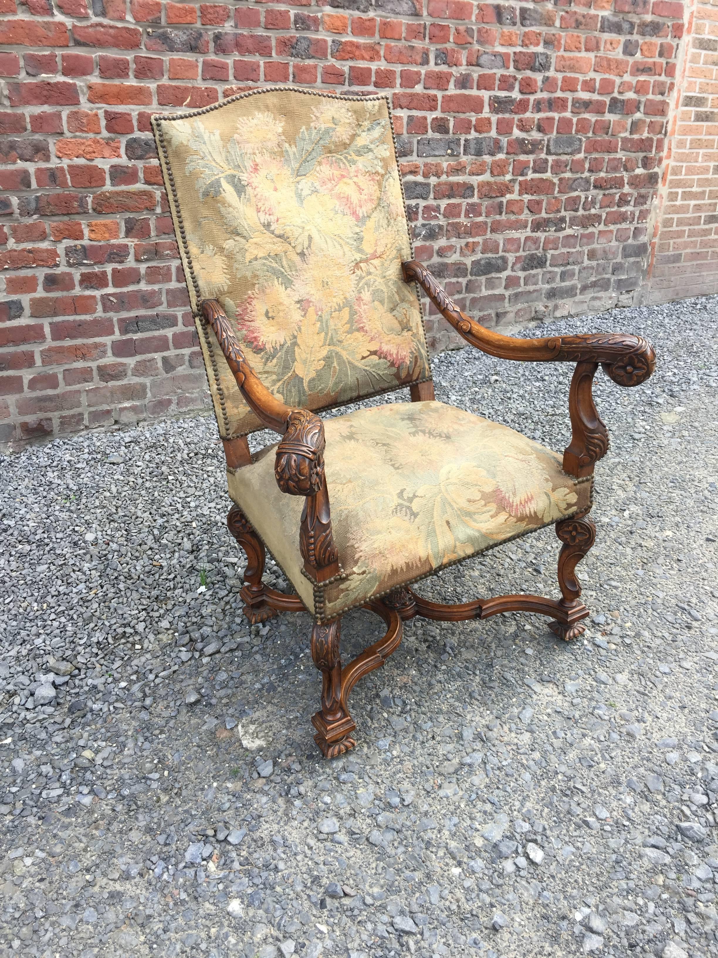 fauteuil trône de style Louis XIII du XIXe siècle.