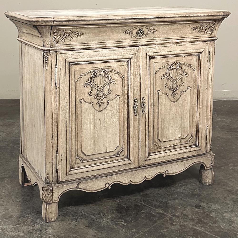 Il Buffet Luigi XIV del XIX secolo è un bel pezzo che aggiungerà la giusta quantità di spazio di archiviazione e di esposizione a qualsiasi stanza!  Realizzata a mano con tavole massicce di Oak Oak, presenta una curvatura concava del piano superiore