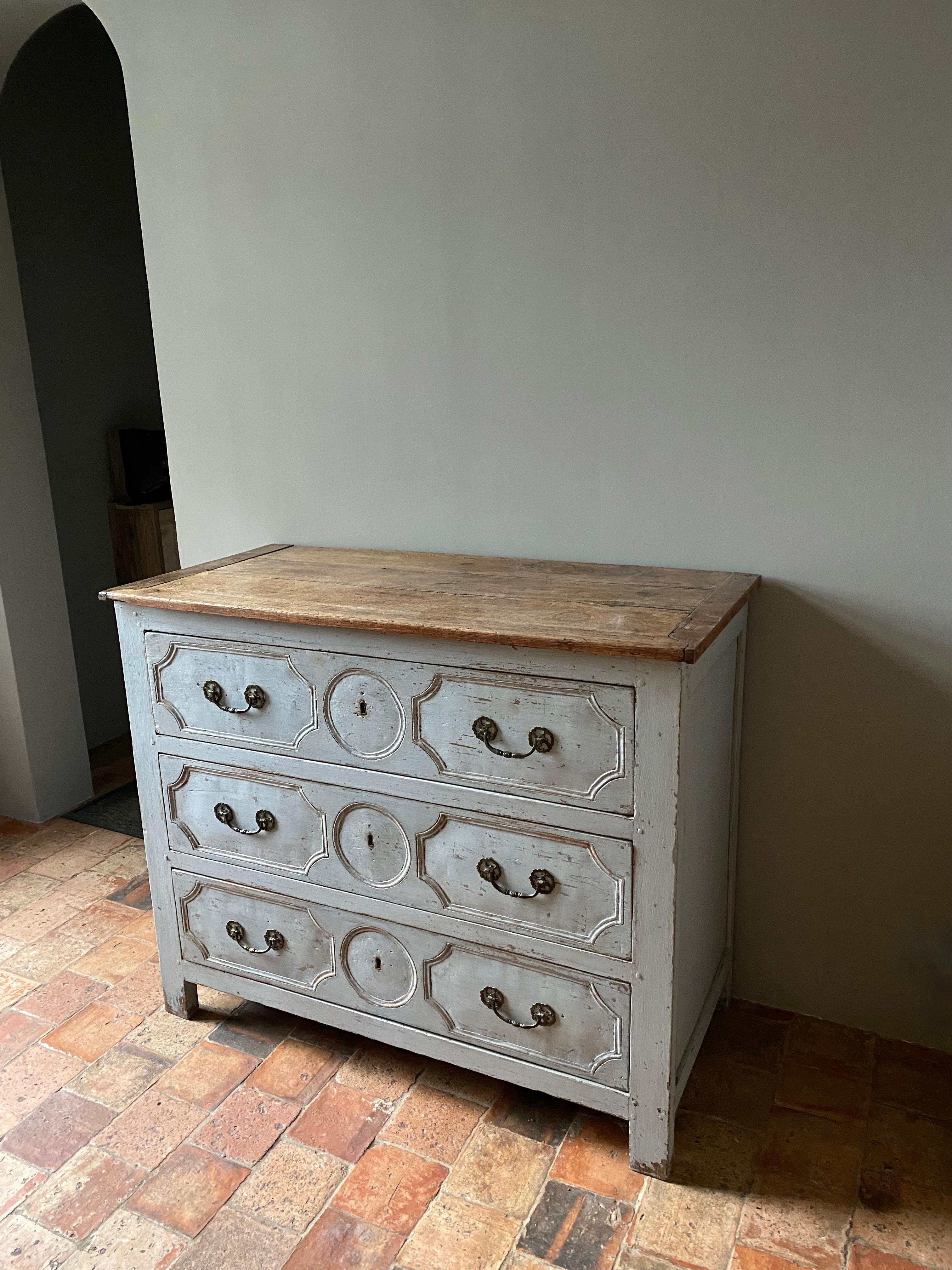 A 19th French Louis XIV Chest of drawers in a gray - blue patina with a tablet in natural oak.
Pure and simplistic design due to the straight legs.