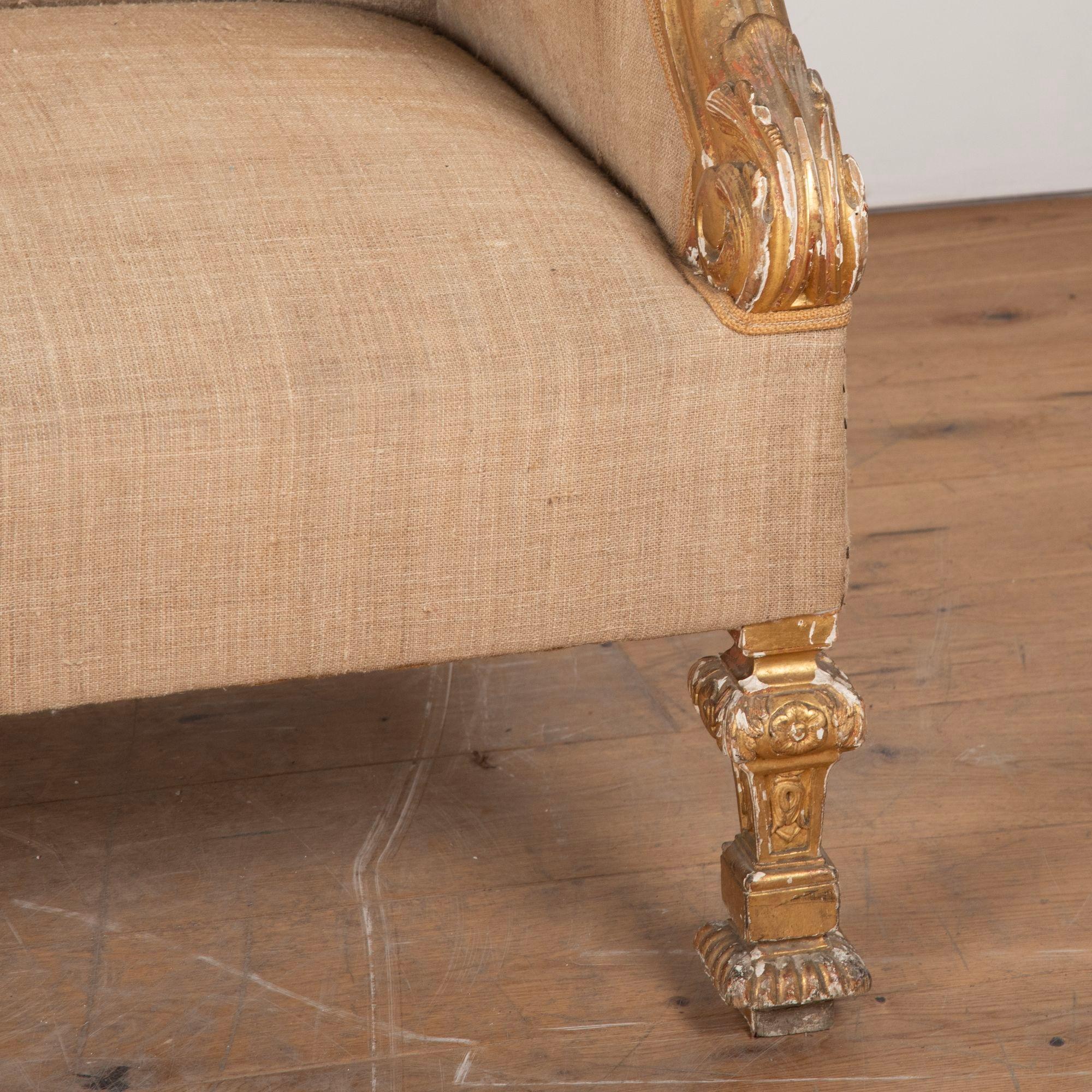 Französisches Sofa im Louis-XIV-Stil aus vergoldetem Holz aus dem 19.
Mit elegant geschwungenen Armlehnen, die in gerollten Vorderstützen enden.
Mit hessischem Stoff gepolstert.
Bitte beachten Sie, dass dieses Stück altersgemäße Gebrauchsspuren