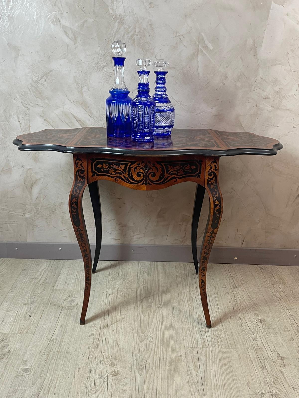 Bellissima panca in stile Luigi XVI completamente rivestita da noi (siamo tappezzieri) con un superbo tessuto blu reale e oro della famosa casa francese Nobilis.
Finitura delle unghie. Ideale in un ingresso o in una camera da letto.