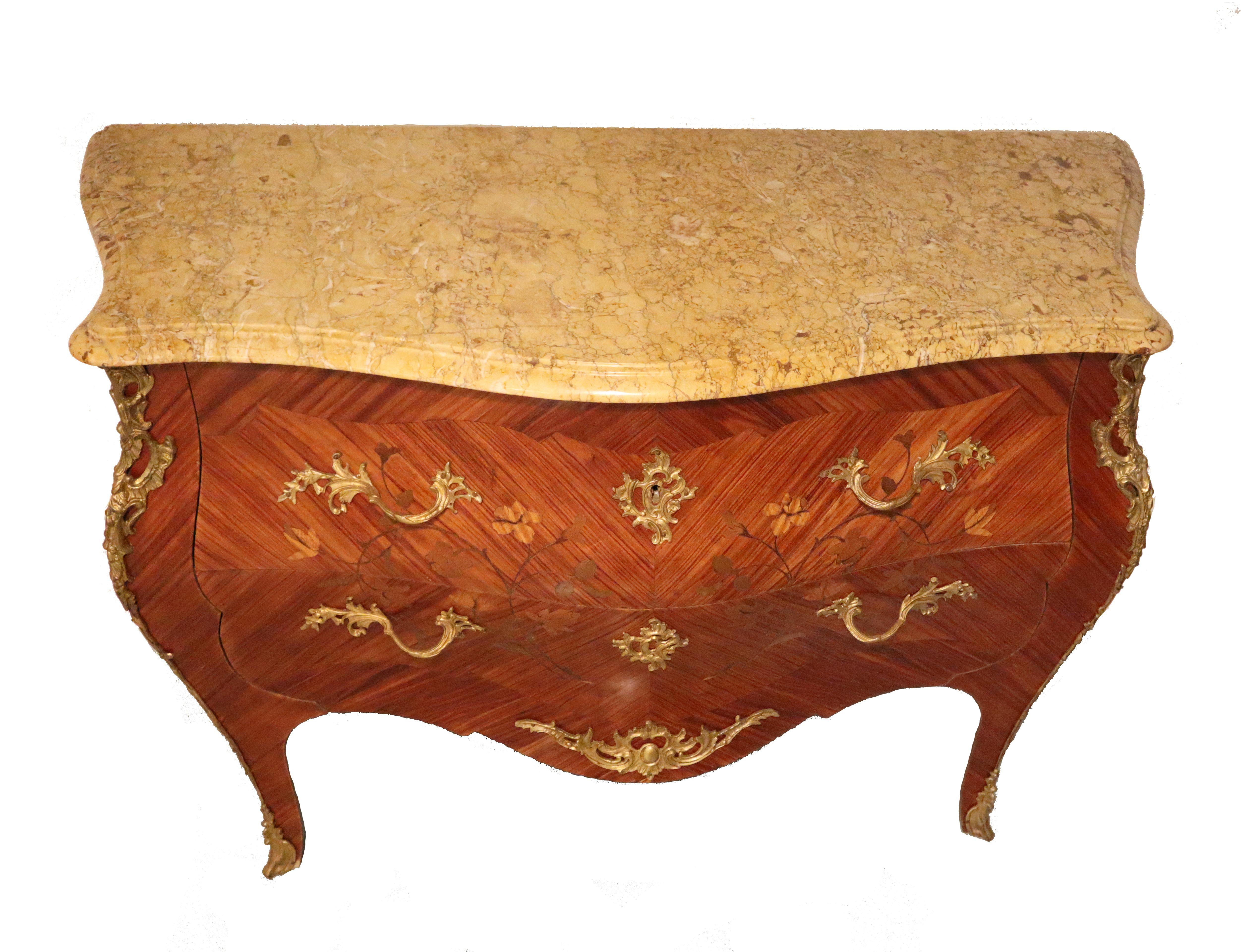 Français Commode française bombée Louis XV du 19ème siècle à plateau en marbre en vente