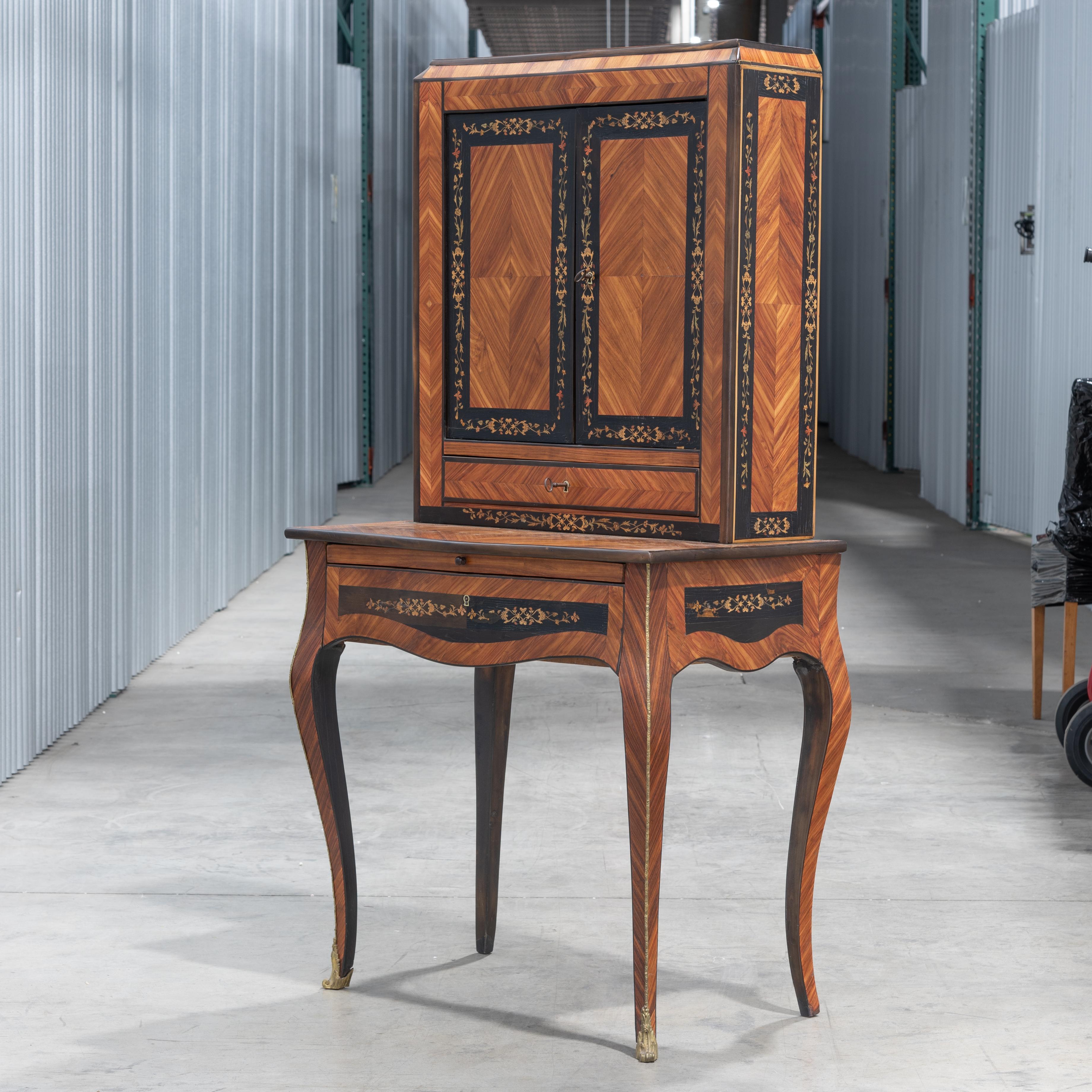 Wir stellen einen prächtigen Louis XV Bonheur Du Jour Schreibtisch aus dem 19. Jahrhundert vor, ein wahres Meisterwerk der Eleganz und Handwerkskunst aus dem 19. Dieses exquisite Stück ist mit aufwändigen floralen Intarsien versehen, die die