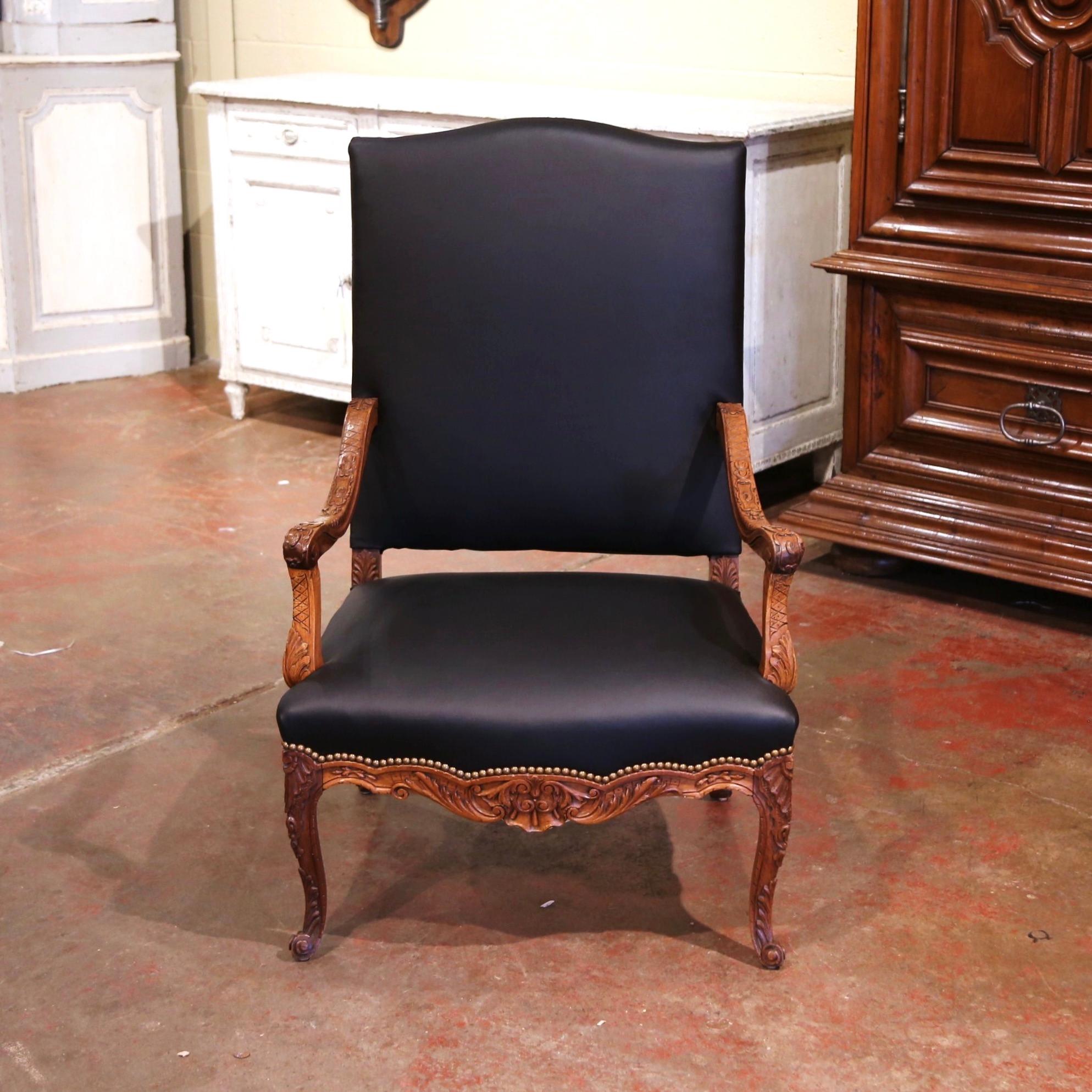 Intagliato a mano Poltrona Luigi XV del XIX secolo in noce intagliato e pelle nera proveniente dalla Provenza in vendita