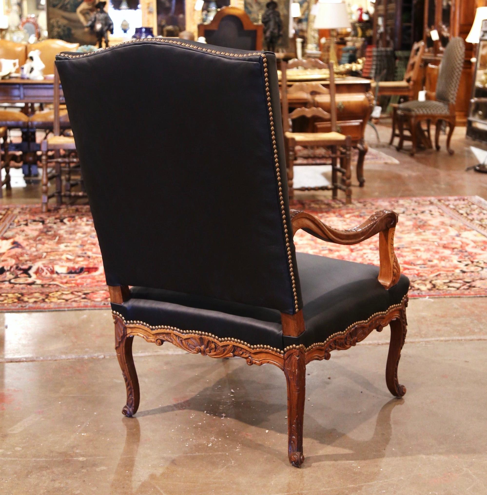 19th Century Louis XV Carved Walnut and Black Leather Armchair from Provence For Sale 1