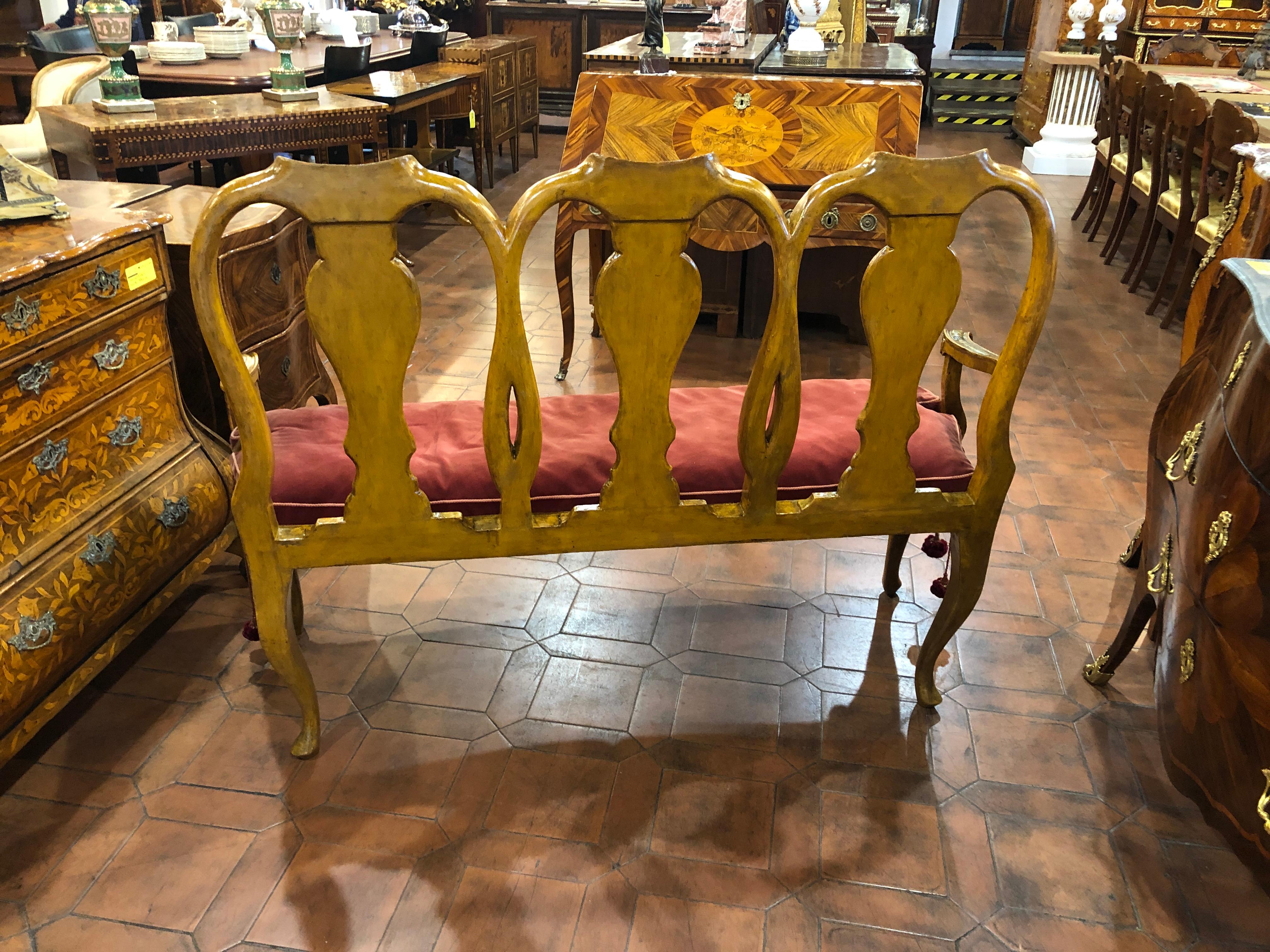 Fantastic set of a sofa with four armchairs, delicately painted with characters and floral elements, perfect in both painting and lacquering. England, late nineteenth century In perfect condition only to check the seats. Restored
4 armchairs: 64 W