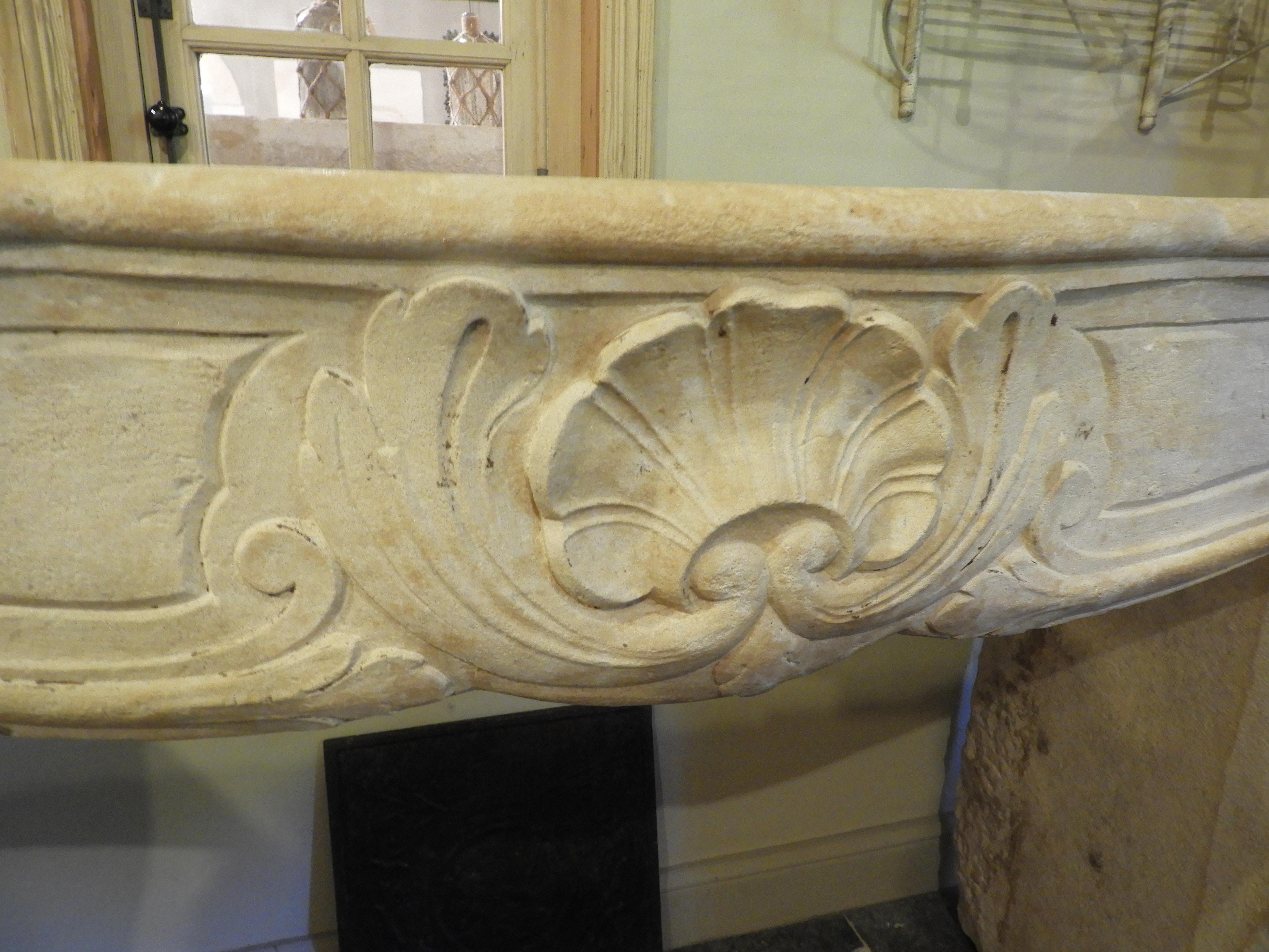 19th Century Louis XV Fireplace in French Limestone In Good Condition For Sale In Zedelgem, BE