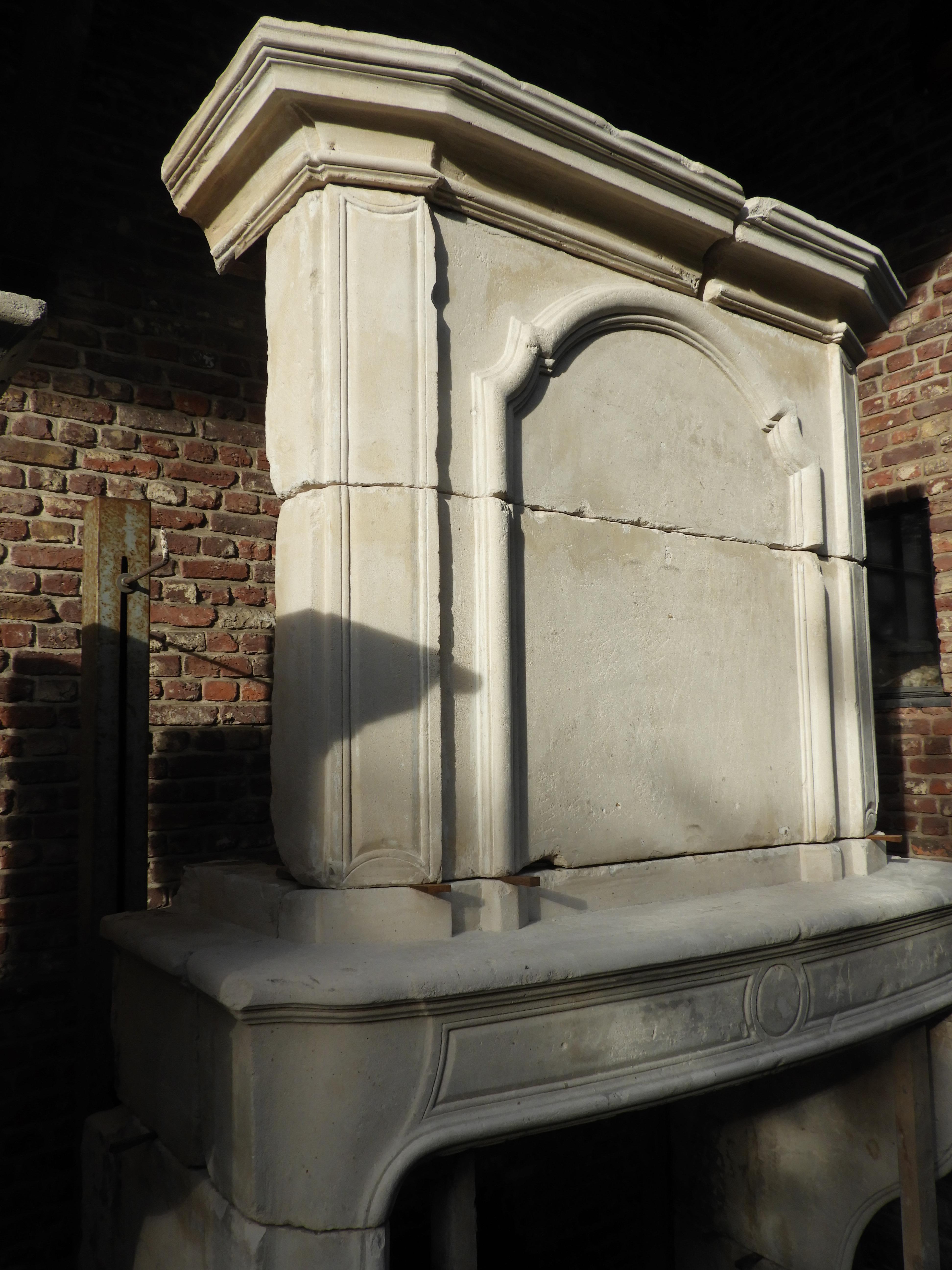 19th Century Louis XV Fireplace with Limestone Upper Mantle (Louis XV.) im Angebot