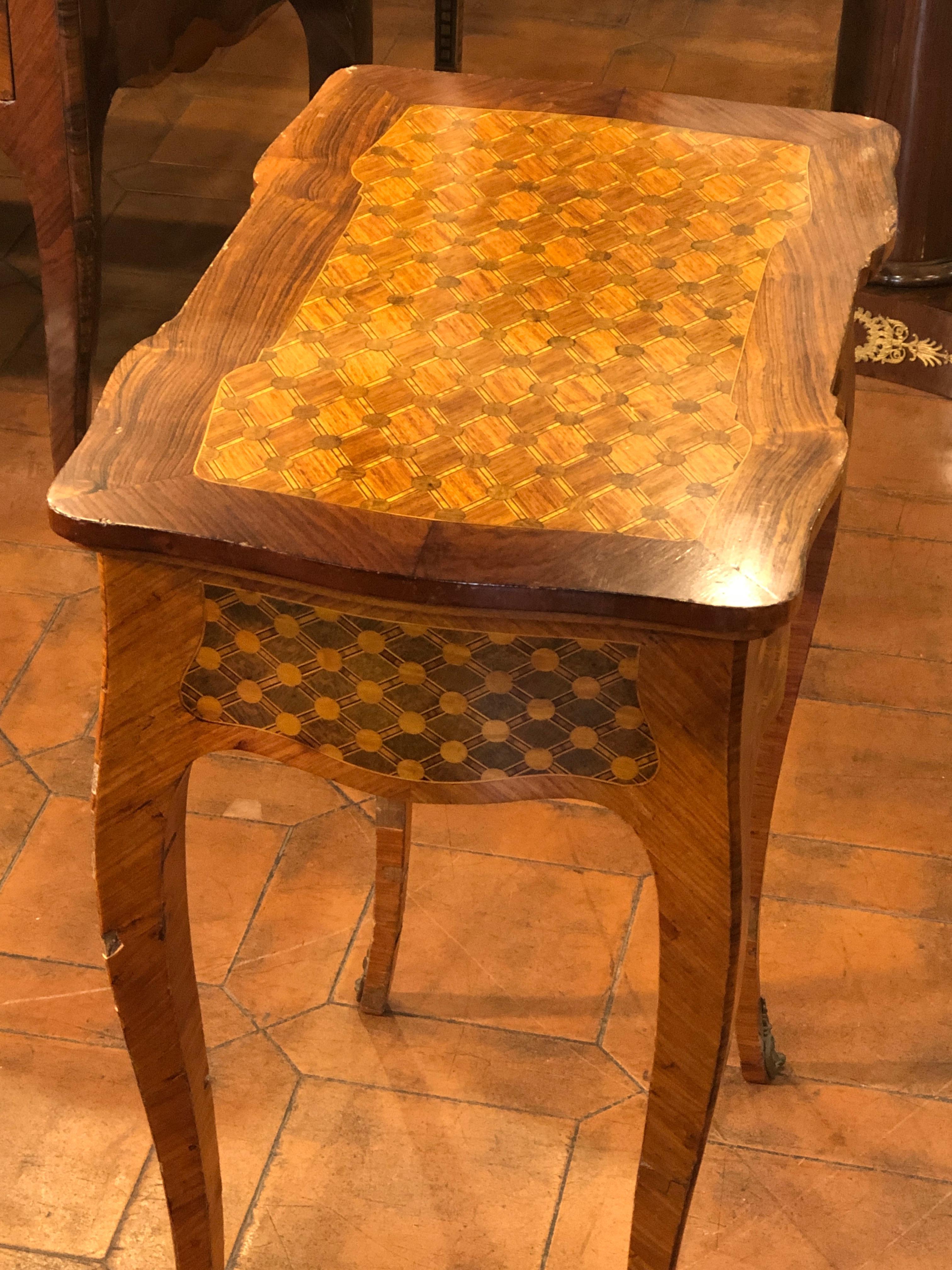 French table in rosewood, around 1870 in the style of luigi XV. Delicate in shapes and inlay, wavy leg and a drawer. Center table