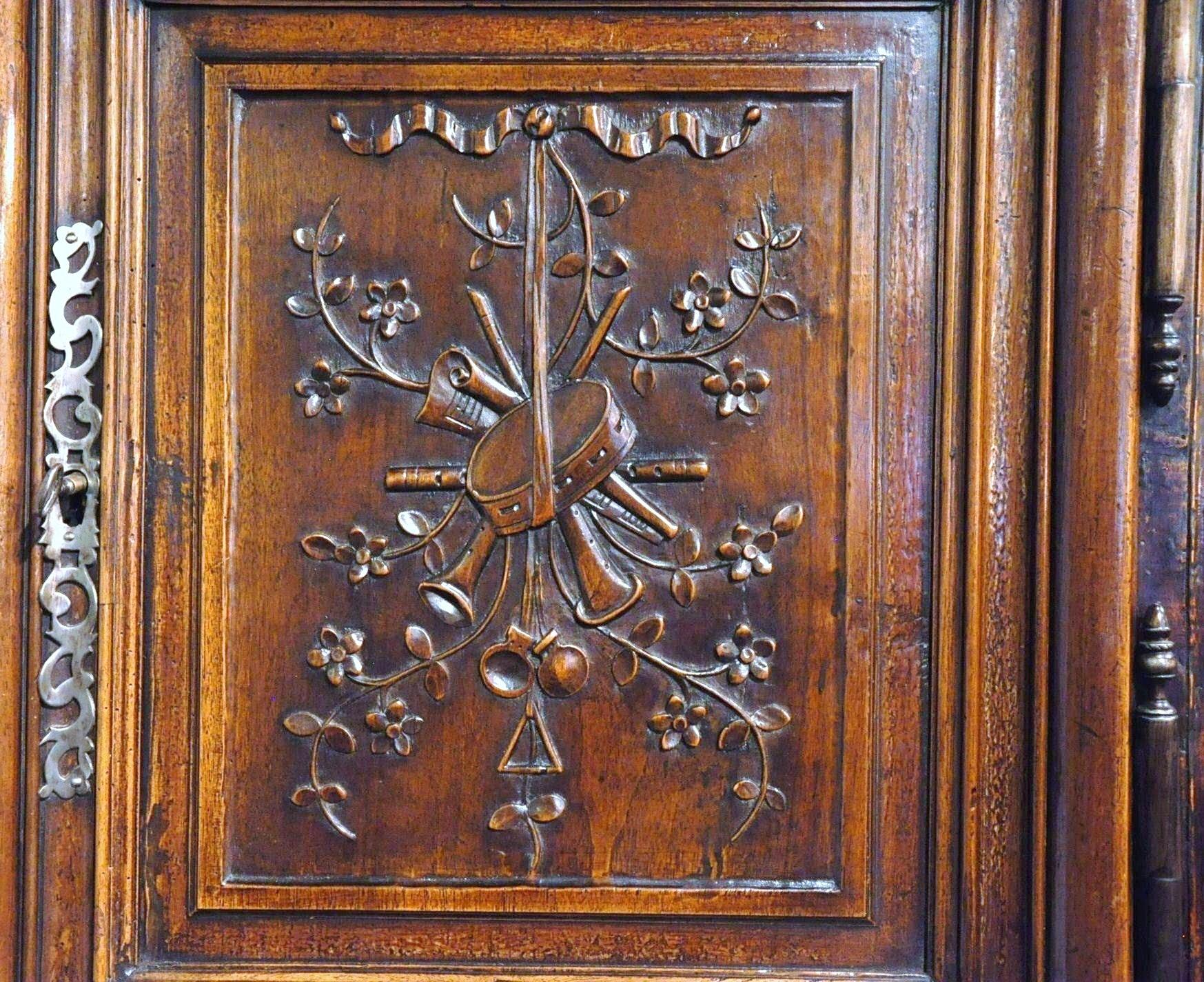 19th Century Louis XV French Carved Walnut Homme-Debout Cabinet from Provence In Excellent Condition In Dallas, TX