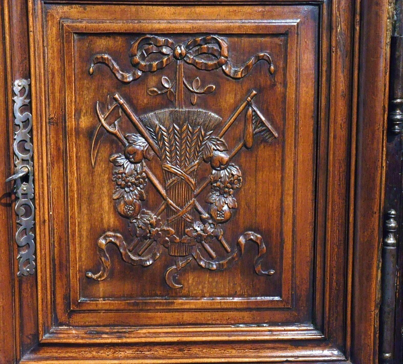 19th Century Louis XV French Carved Walnut Homme-Debout Cabinet from Provence 1