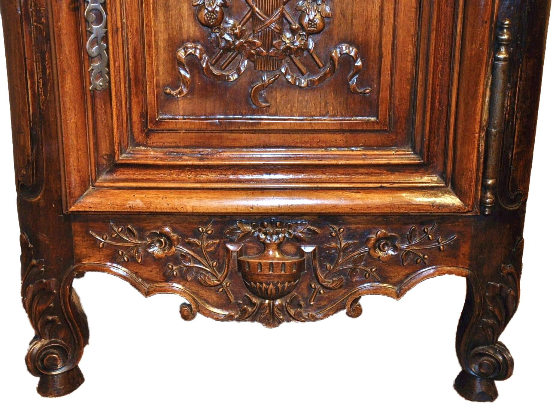 19th Century Louis XV French Carved Walnut Homme-Debout Cabinet from Provence 2