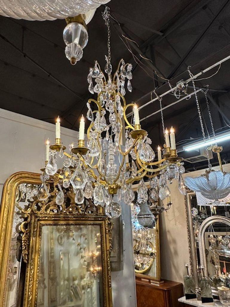 Splendido lampadario in bronzo dorato e cristallo di rocca in stile Luigi XV. Questa bellezza scintillante crea un look molto elegante! L'apparecchio viene fornito con una catena e un baldacchino, è cablato e pronto per essere appeso!