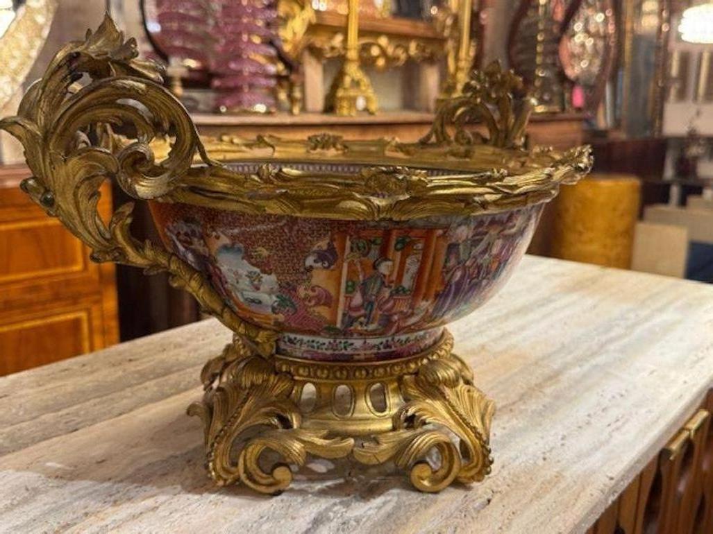 19th Century Louis XV Gilt Bronze and Rose Medallion Centerpiece For Sale 4