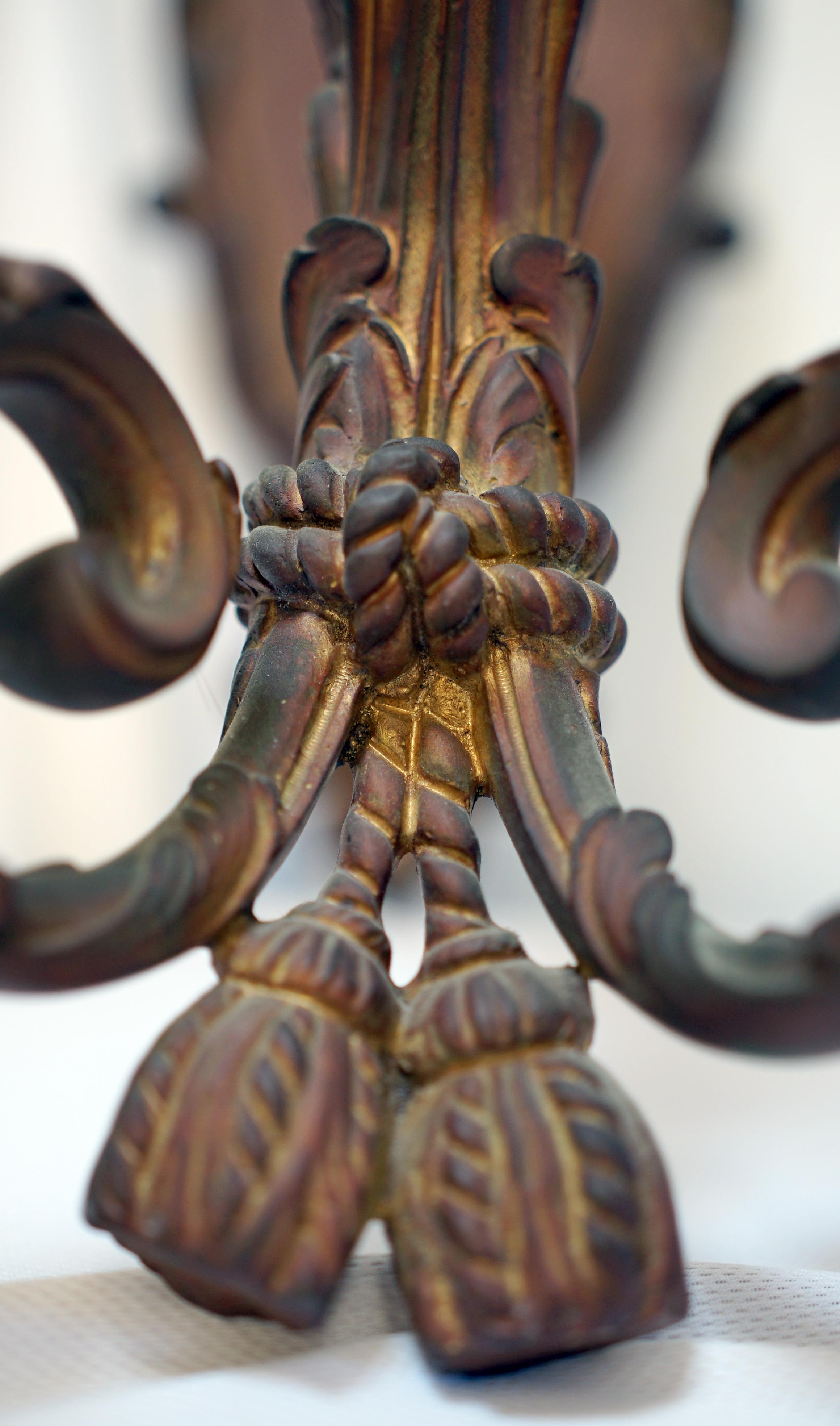 Sconcerto neoclassico Luigi XV del XIX secolo in bronzo dorato In condizioni buone in vendita a Lomita, CA