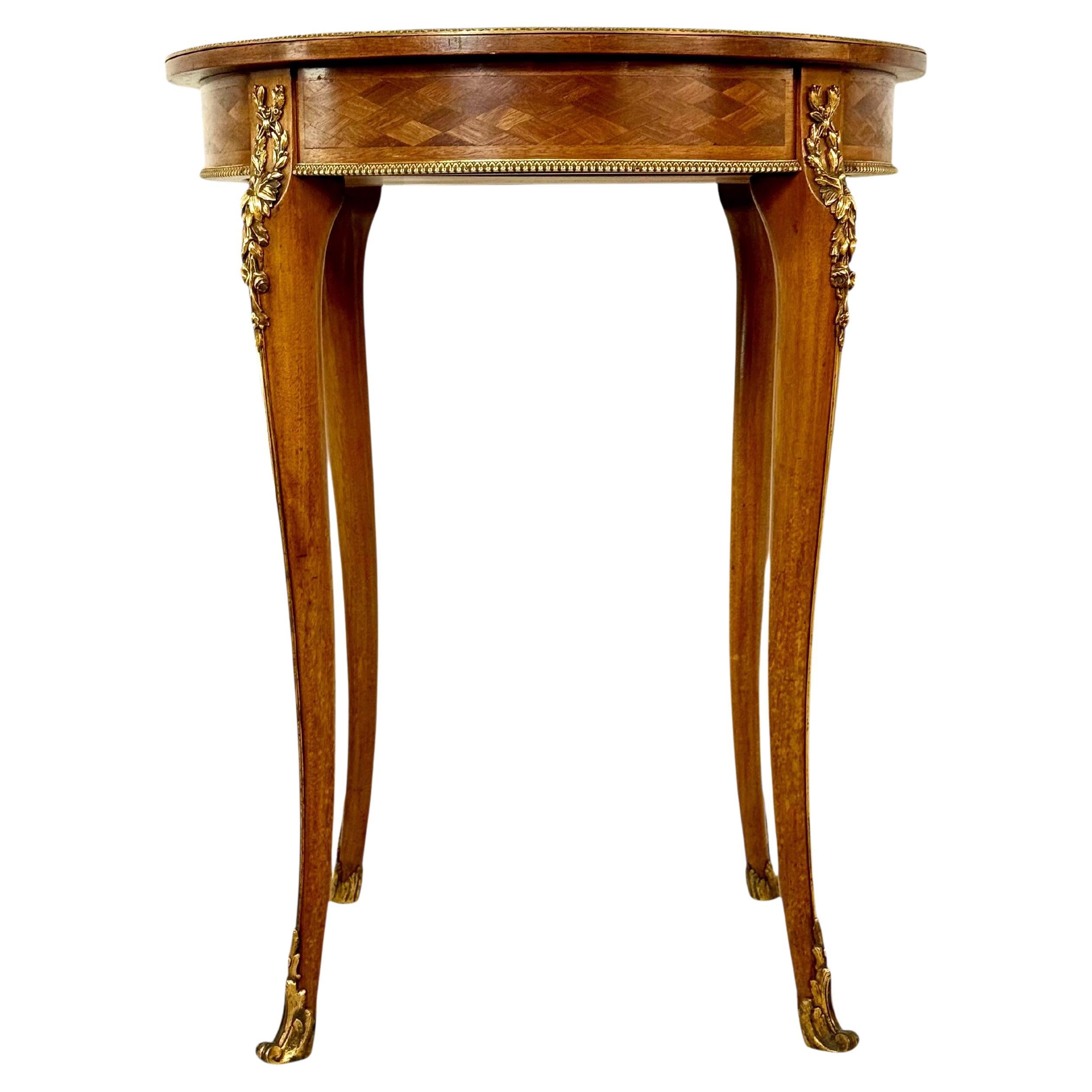 Tavolo Guéridon Luigi XV del XIX secolo con intarsi e bronzo dorato