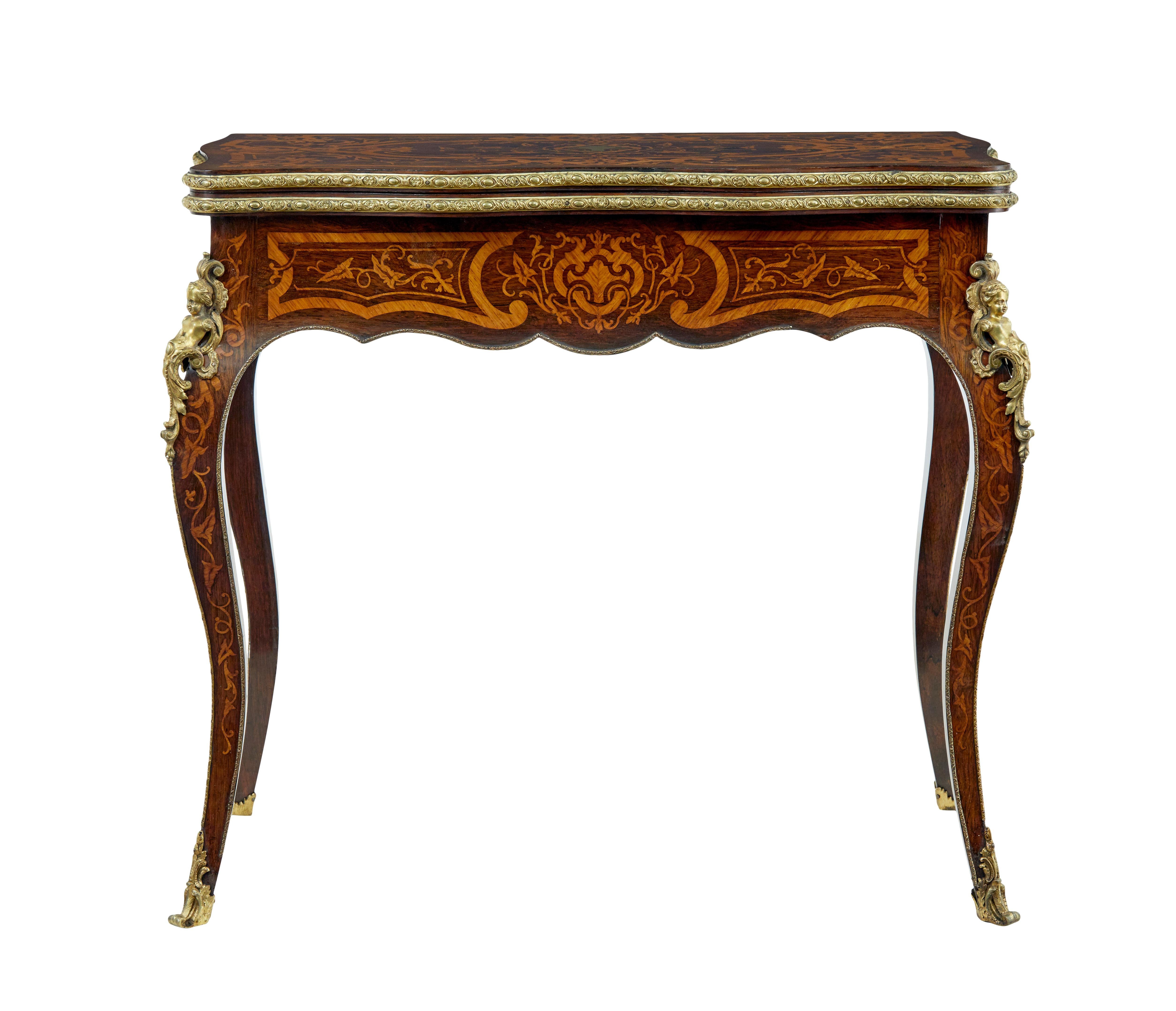Table à cartes en marqueterie d'influence Louis XV du 19e siècle, vers 1860.

Nous avons le plaisir de vous proposer cette superbe table à jeux française du 19ème siècle de style Louis XV.

Plateau de forme festonnée en noyer, richement marqueté,