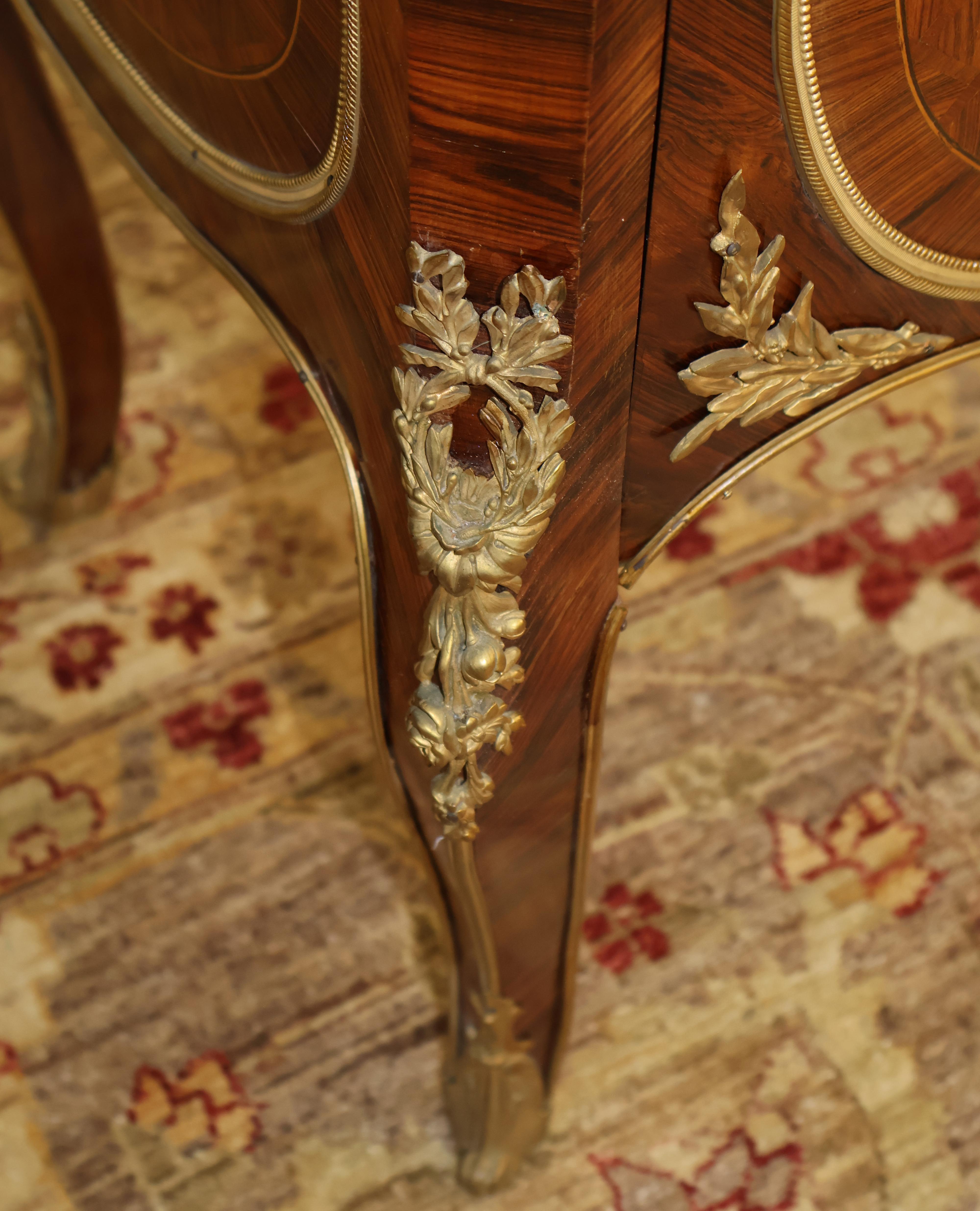 Vitrina in legno di Re del XIX secolo Louis XV con piano in marmo attribuita a Paul Sormani in vendita 3