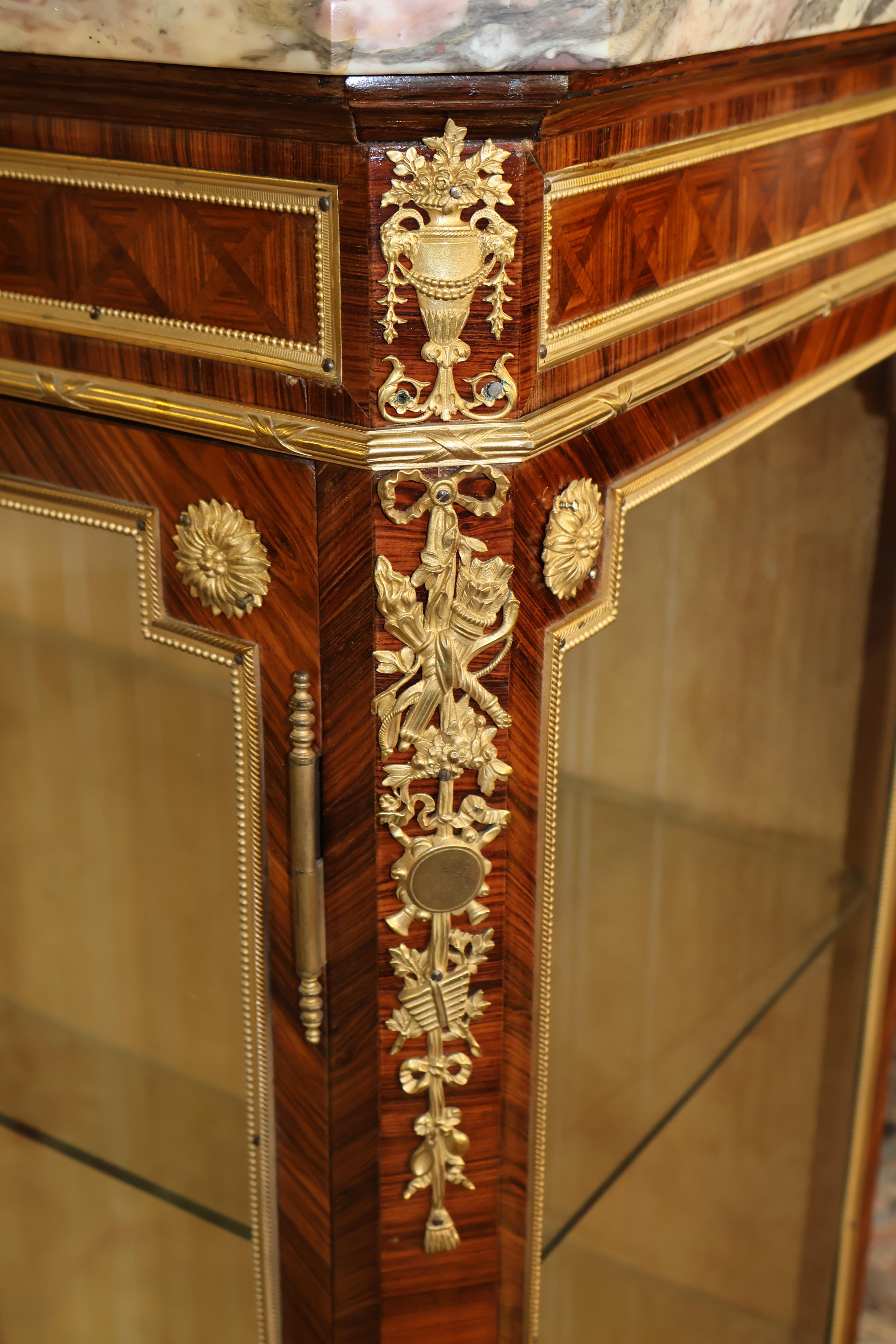 19th Century Louis XV Marble Top Kingwood Vitrine Attributed to Paul Sormani For Sale 2