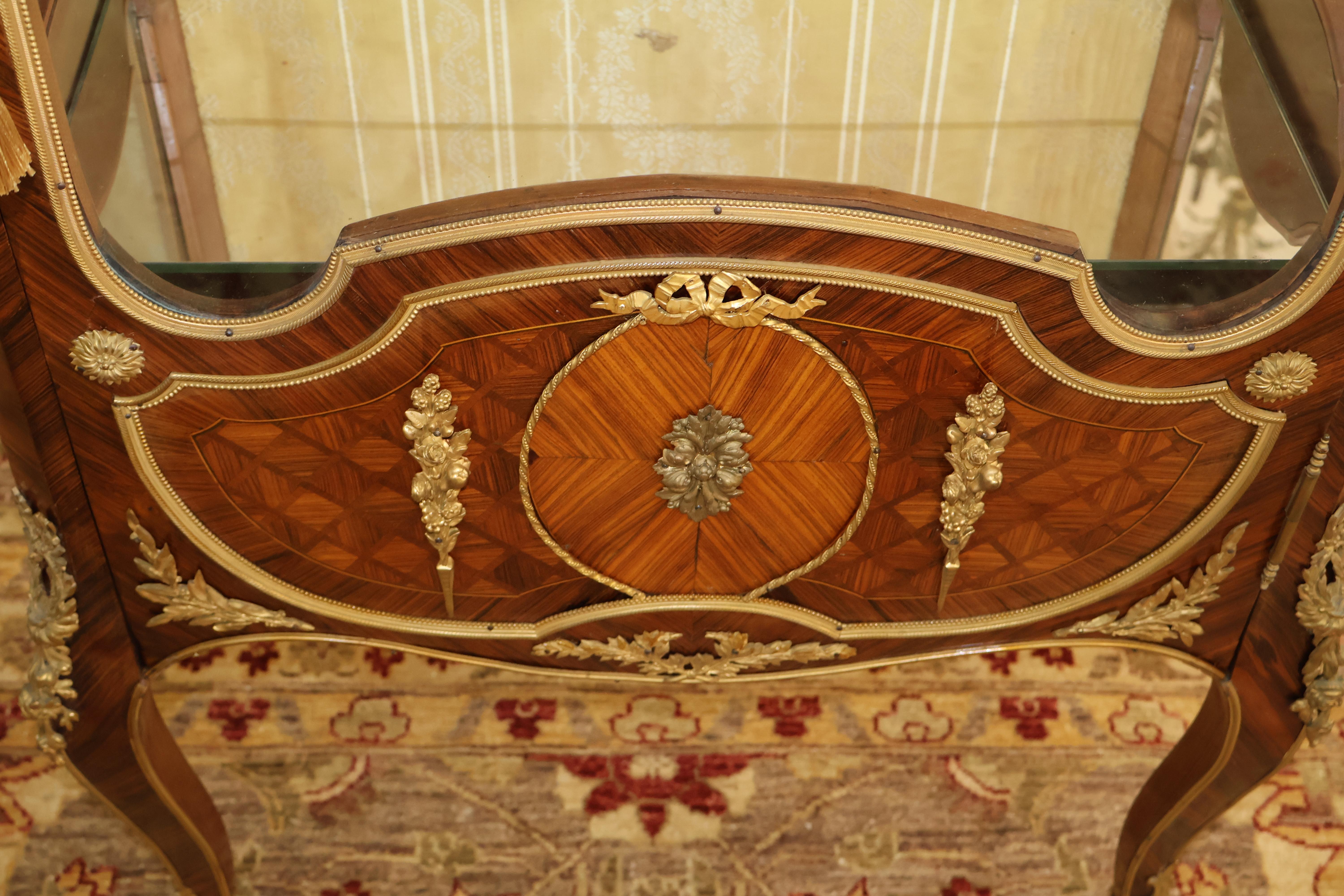 Vitrina in legno di Re del XIX secolo Louis XV con piano in marmo attribuita a Paul Sormani in vendita 2