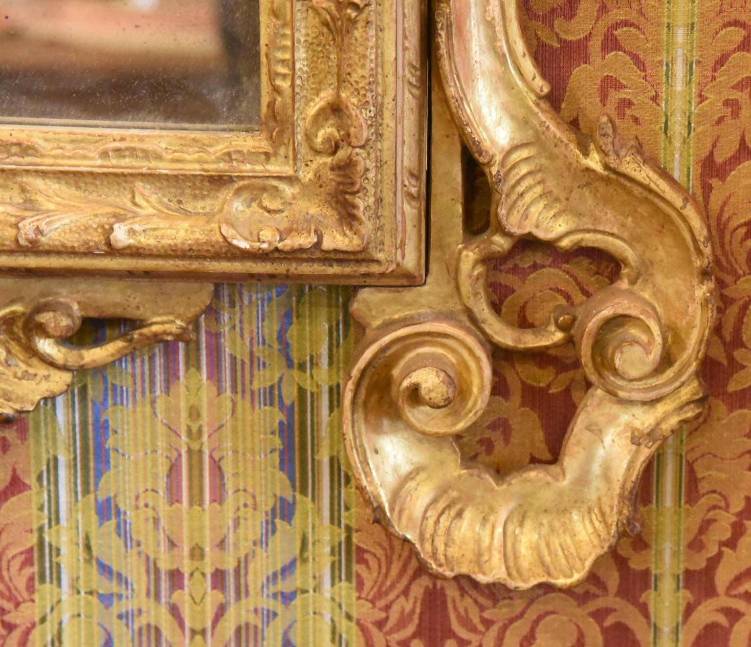 Italian mirror from the 1800s in Louis XV style, finely carved, gilded with pure gold leaves. Handmade glass in Mercury.

This object is subject to the superintendence of the fine arts, therefore it must be accompanied by free circulation, release