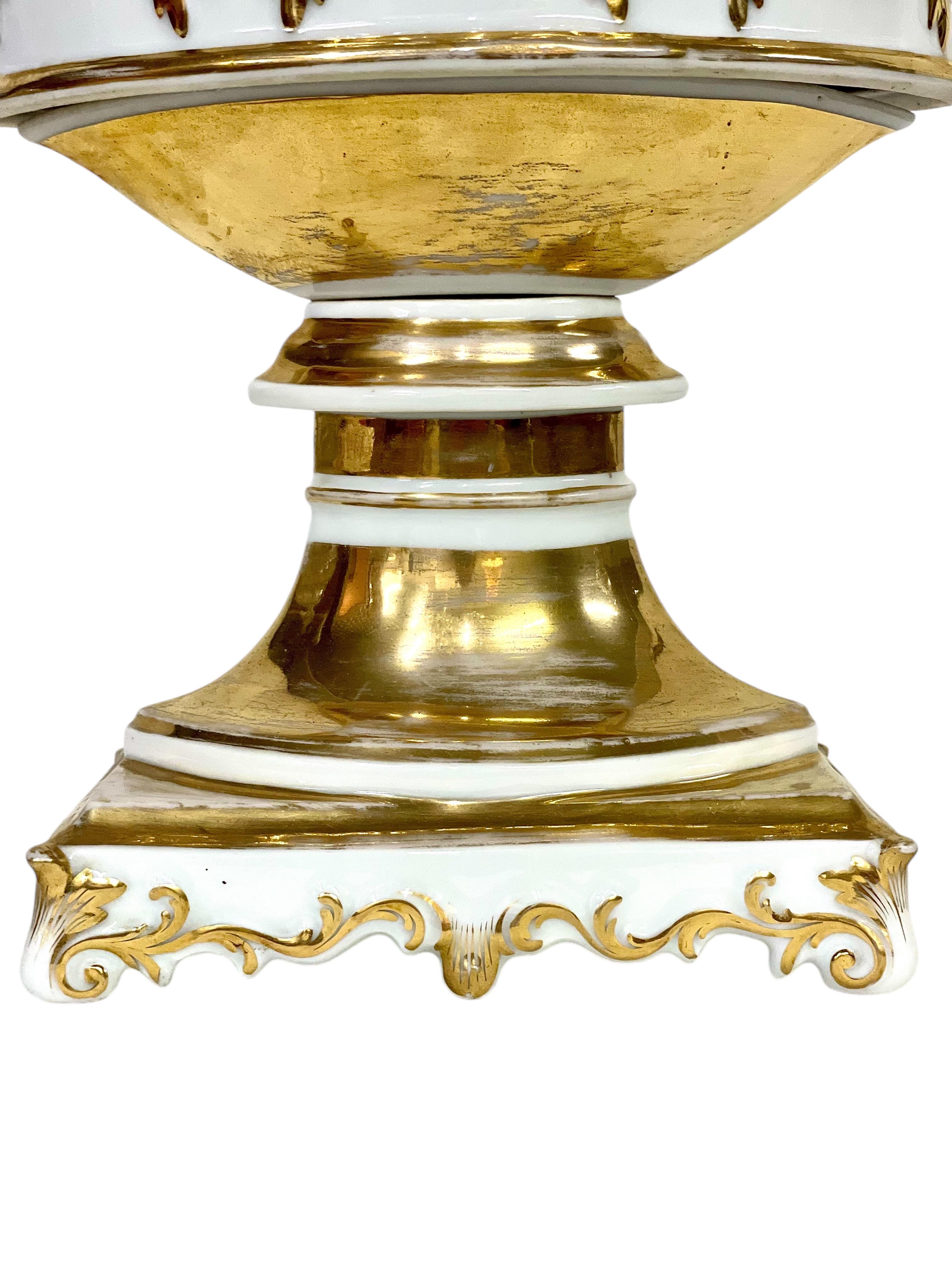 Louis XV Style Porcelain Openwork Fruit Basket, 19th Century In Good Condition For Sale In LA CIOTAT, FR