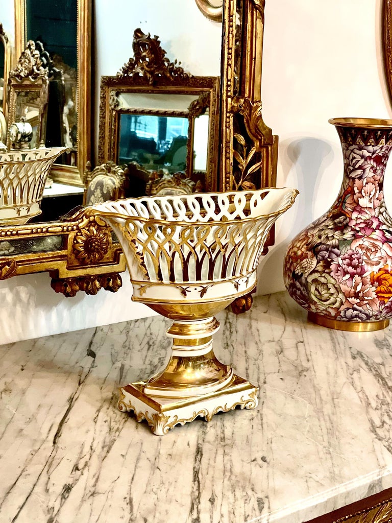 Cesta de fruta calada de porcelana estilo Luis XV, XIX en venta