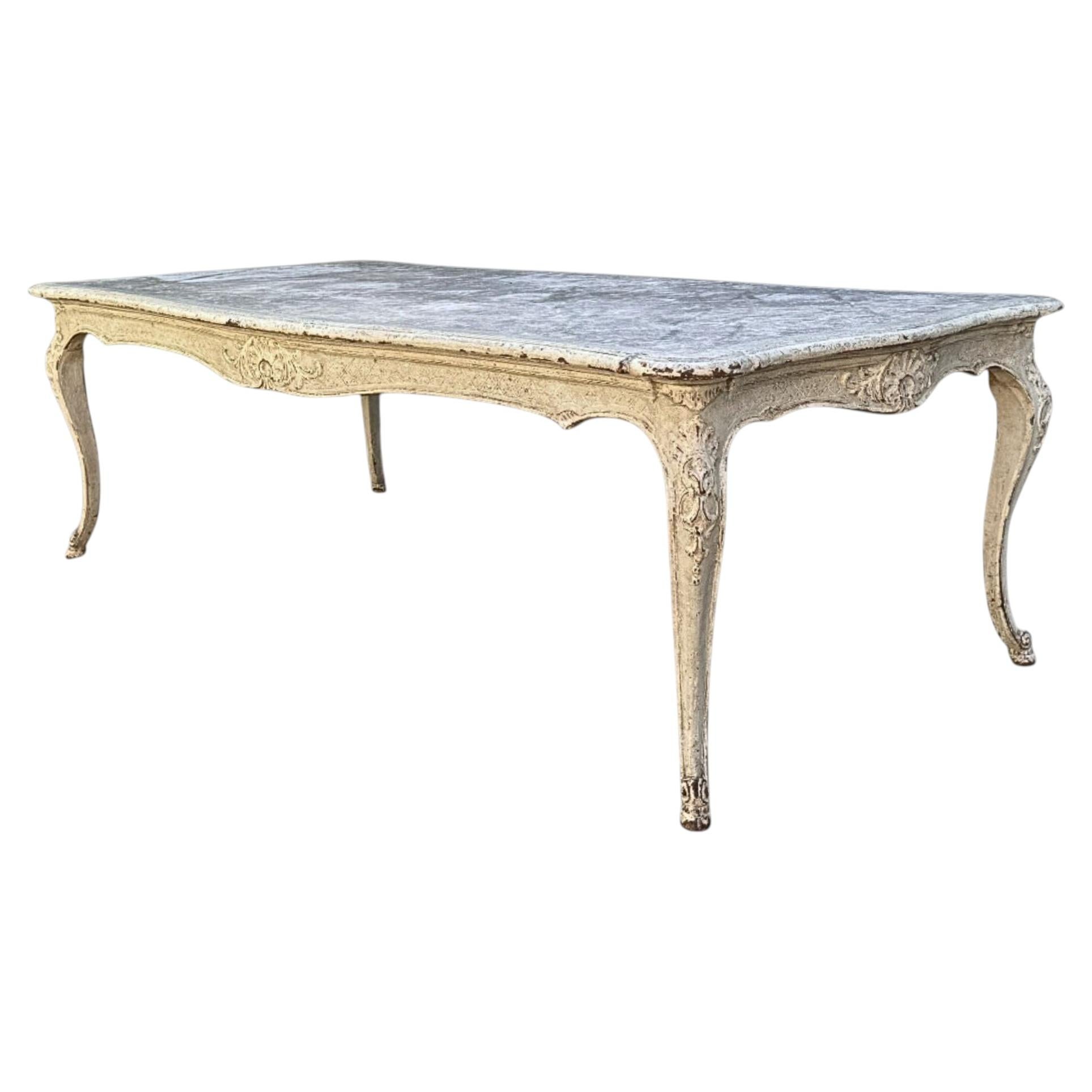Mesa de comedor del siglo XIX, estilo Luis XV, pintada y con tablero de imitación mármol en venta