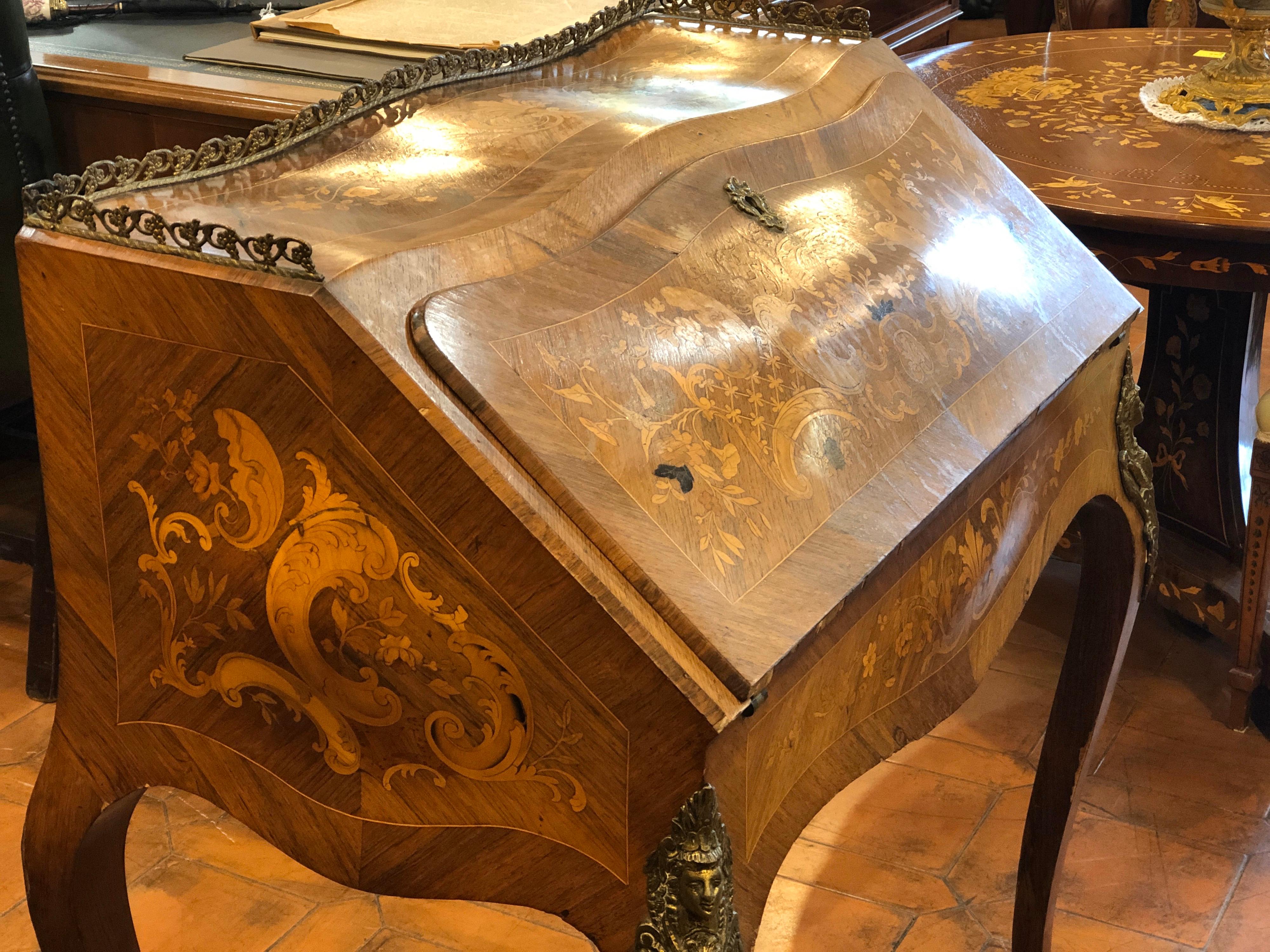 French bureau for women, of small dimensions, graceful in the moved shapes and in the inlays of great quality, epoch end of the 19th century, in rosewood and wood of fruit. To restore, small lacks.
For all furniture in Kingwood, rosewood, and rare