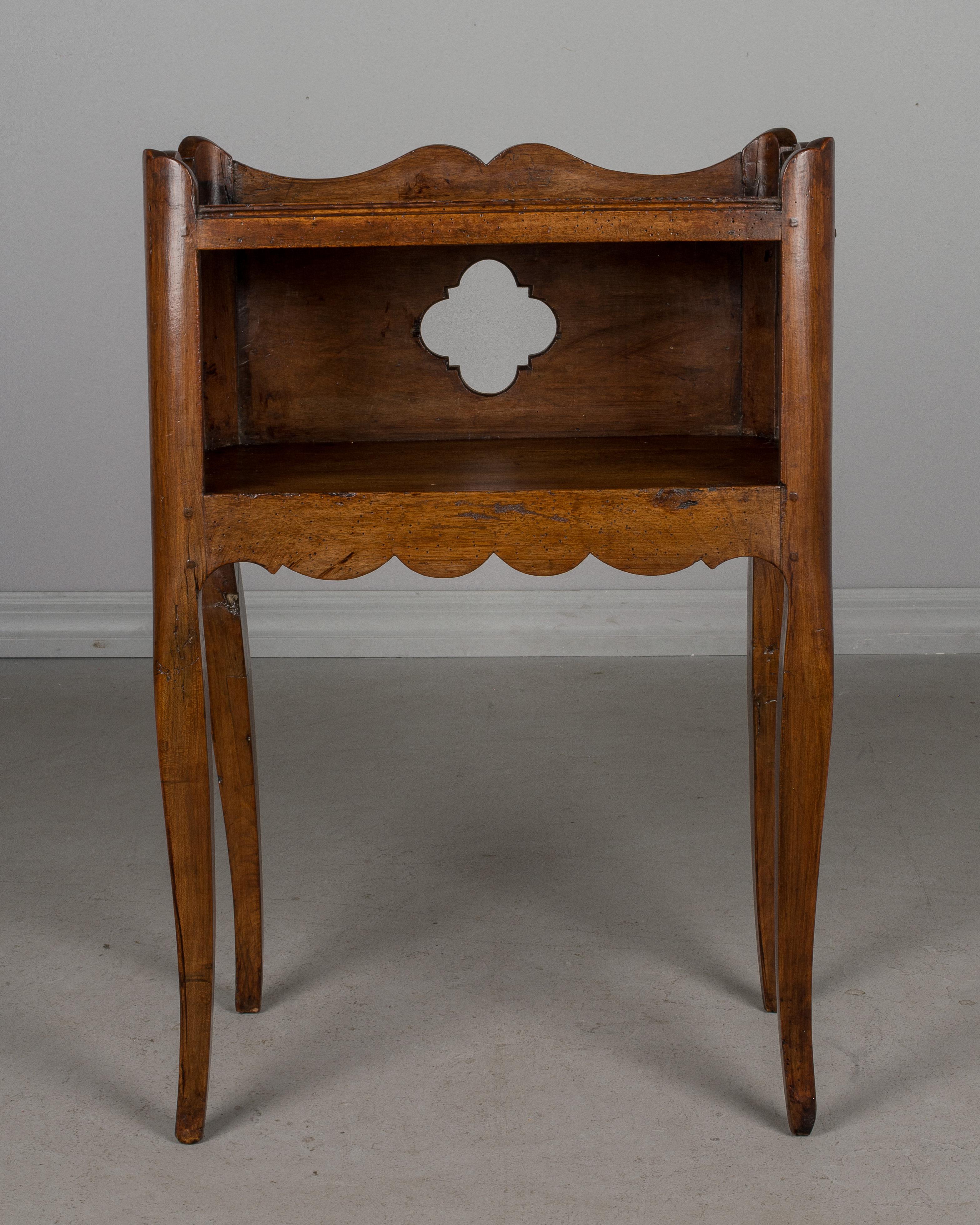 19th Century Louis XV Side Table (Französisch)