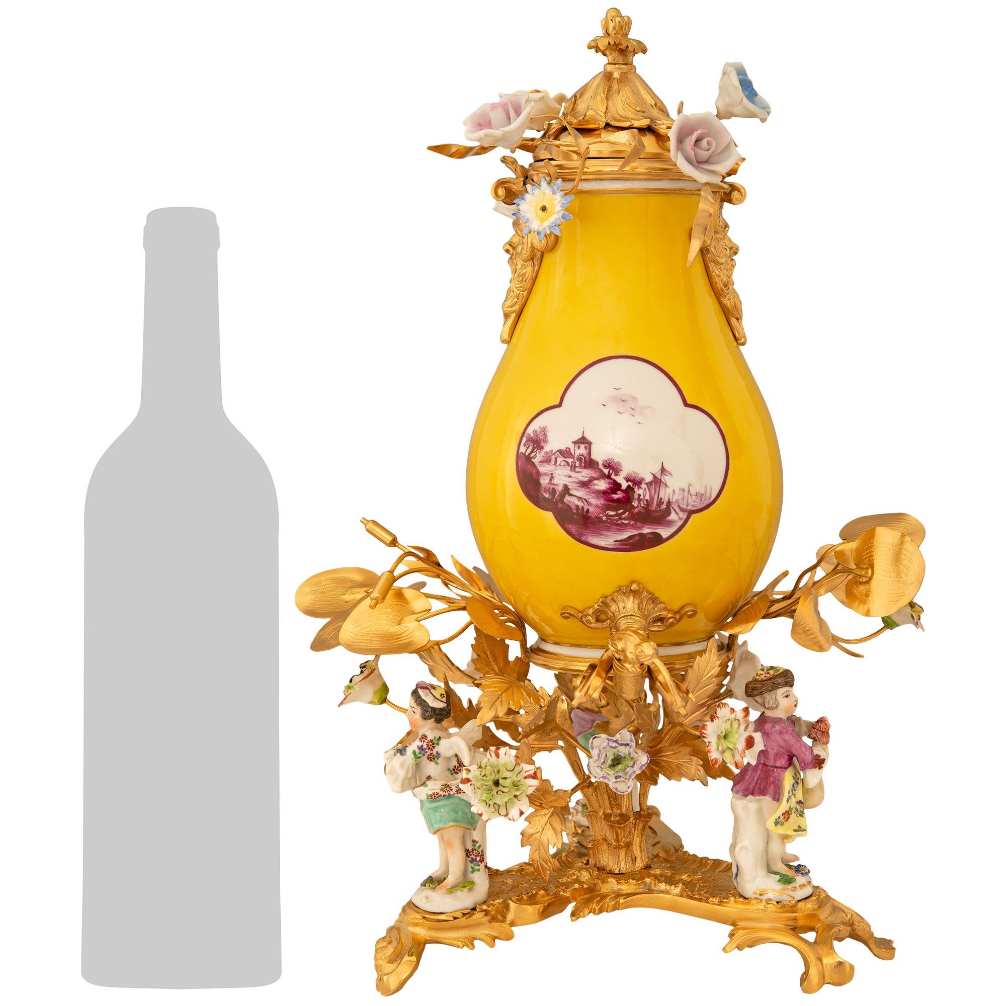 Exquise et très décorative fontaine de table en porcelaine de Meissen et bronze doré de la Collaboration française et allemande du 19e siècle, de style Louis XV. Cette magnifique 