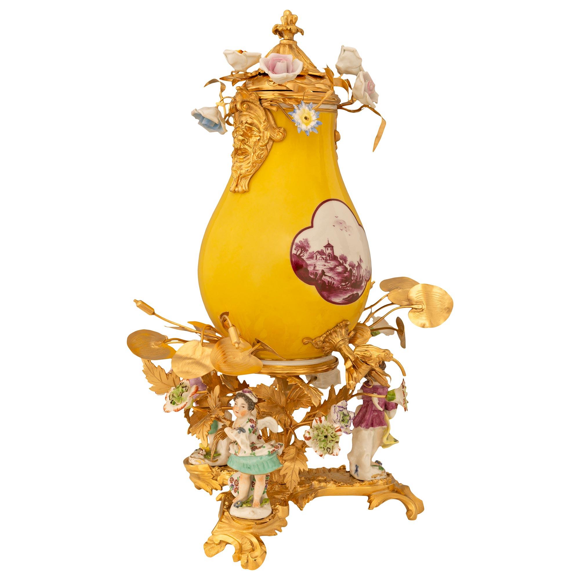 Français Fontaine de table en porcelaine de Meissen et orfèvrerie du 19ème siècle de style Louis XV en vente