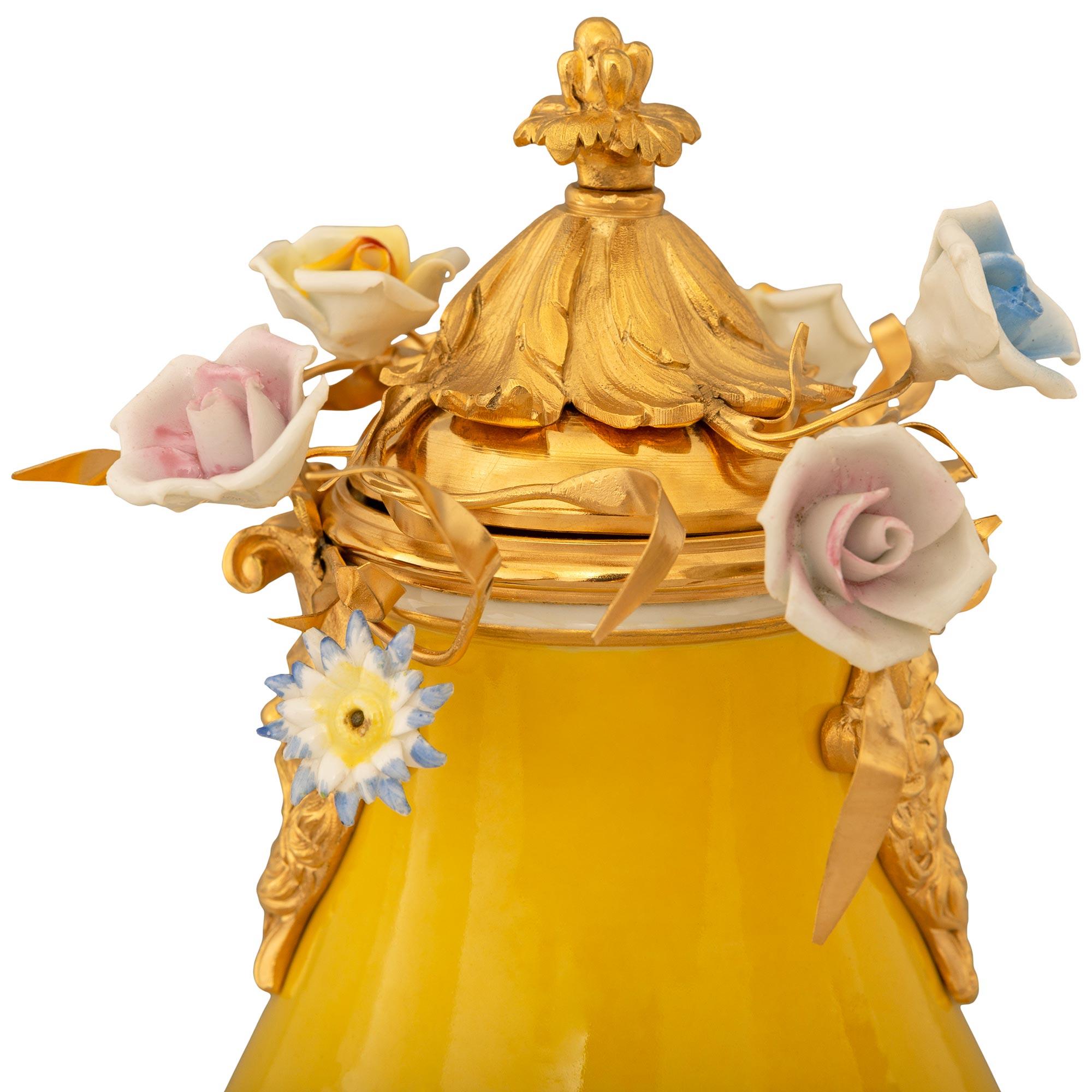 XIXe siècle Fontaine de table en porcelaine de Meissen et orfèvrerie du 19ème siècle de style Louis XV en vente