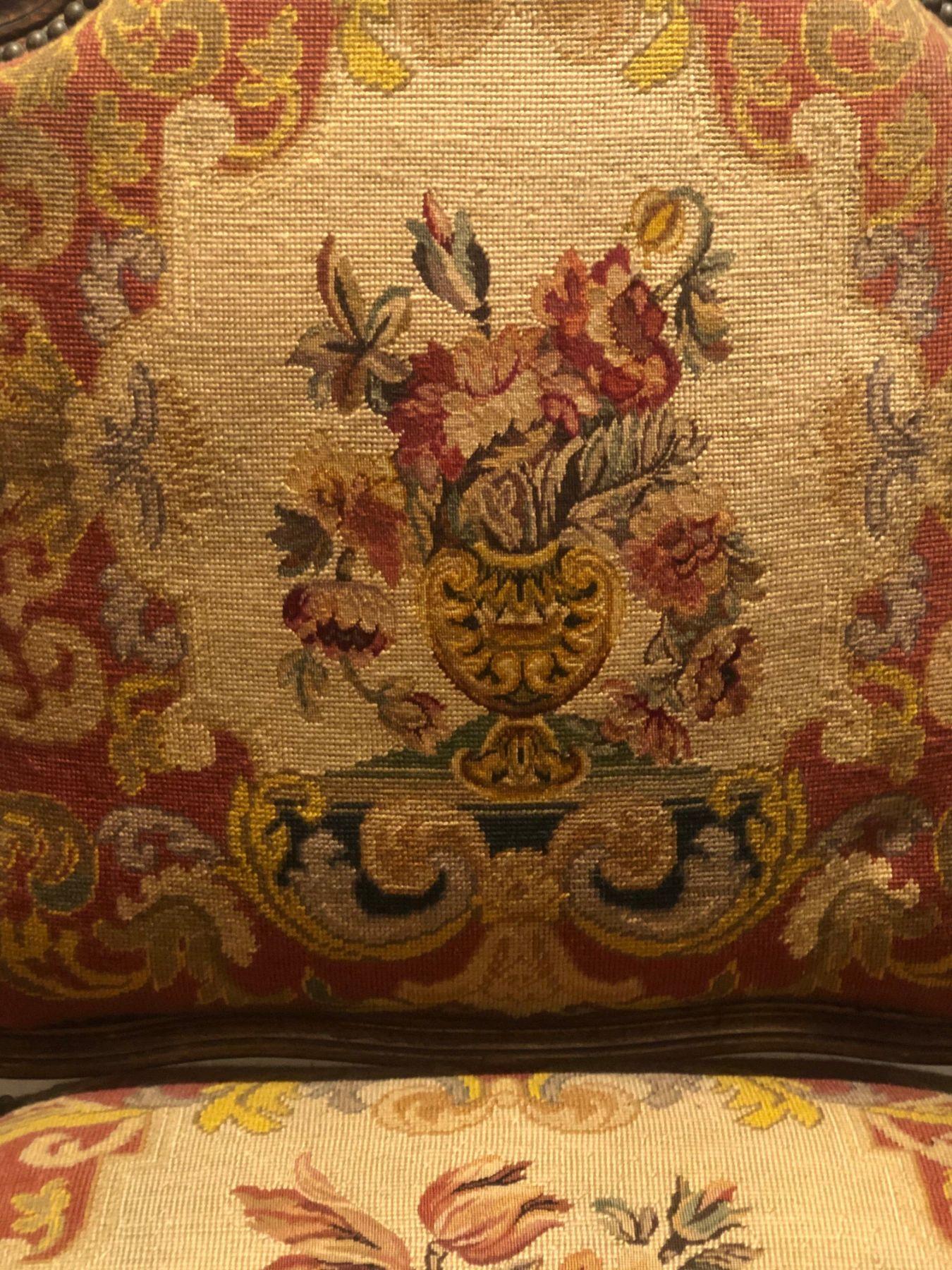 Fauteuil Bergère de style Louis XV du 19ème siècle, tapisserie Petite et Gros Point en vente 4