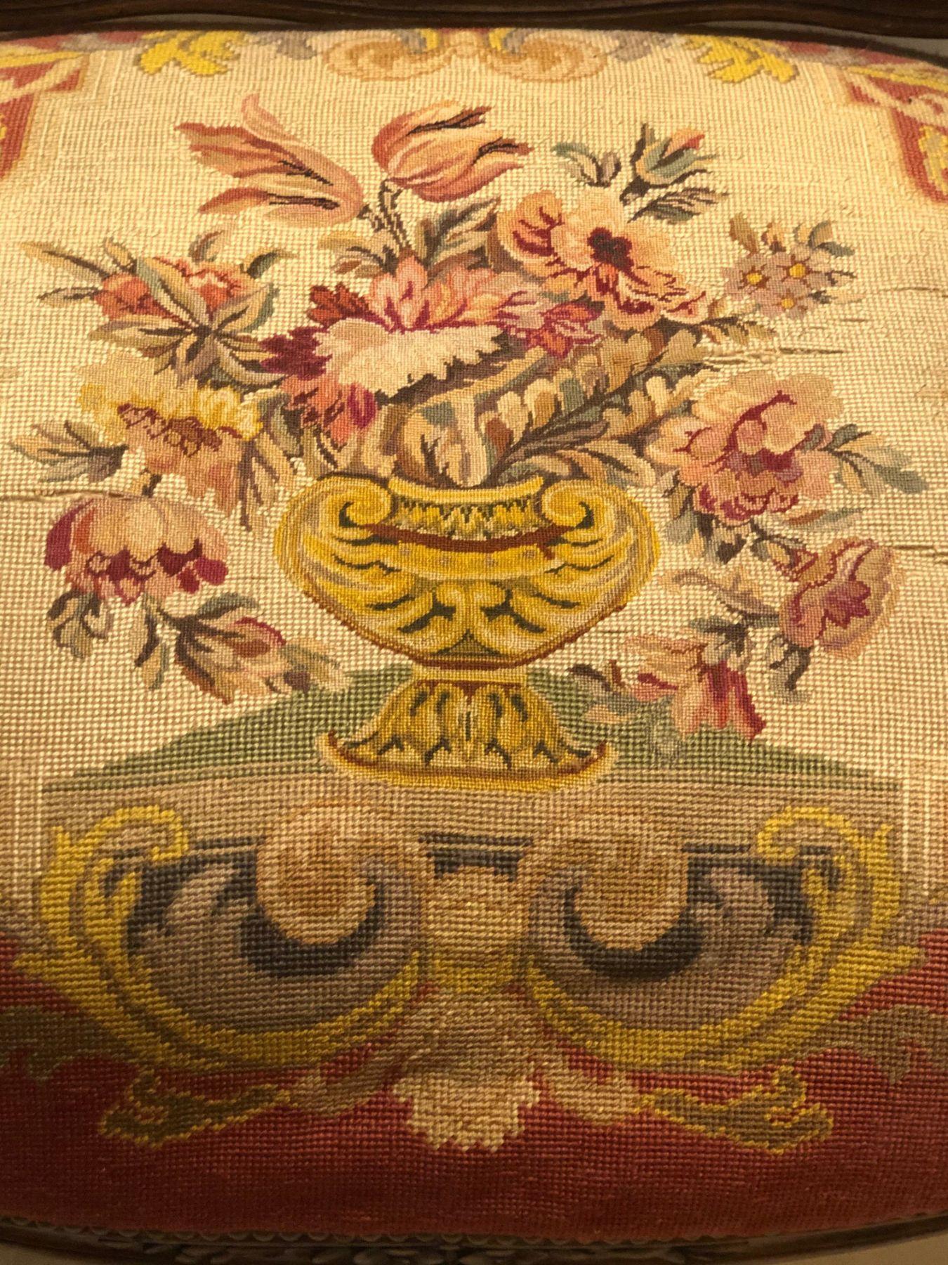 Fauteuil Bergère de style Louis XV du 19ème siècle, tapisserie Petite et Gros Point en vente 5
