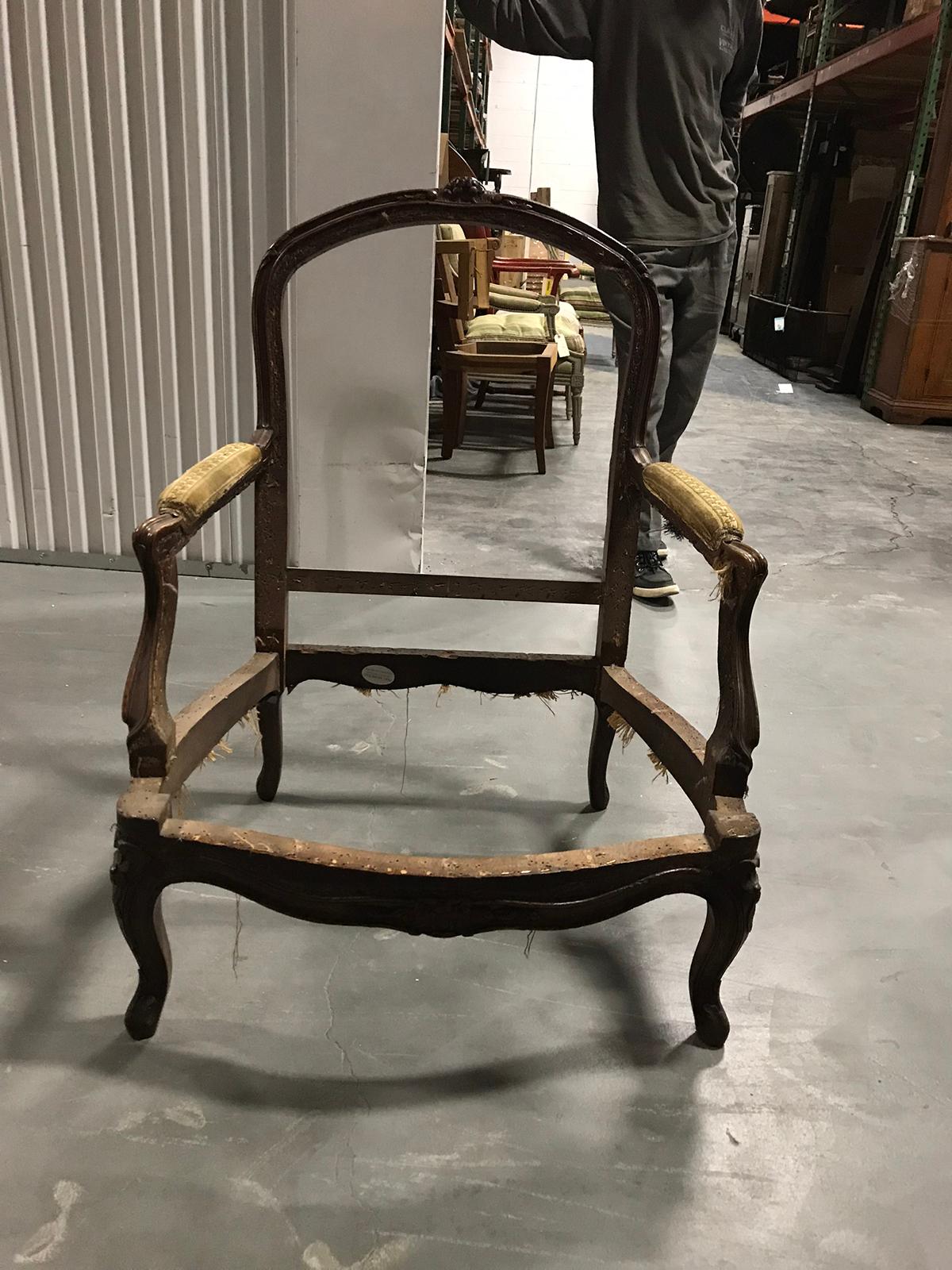 19th century Louis XV style bergère chair frame
Measures: 28