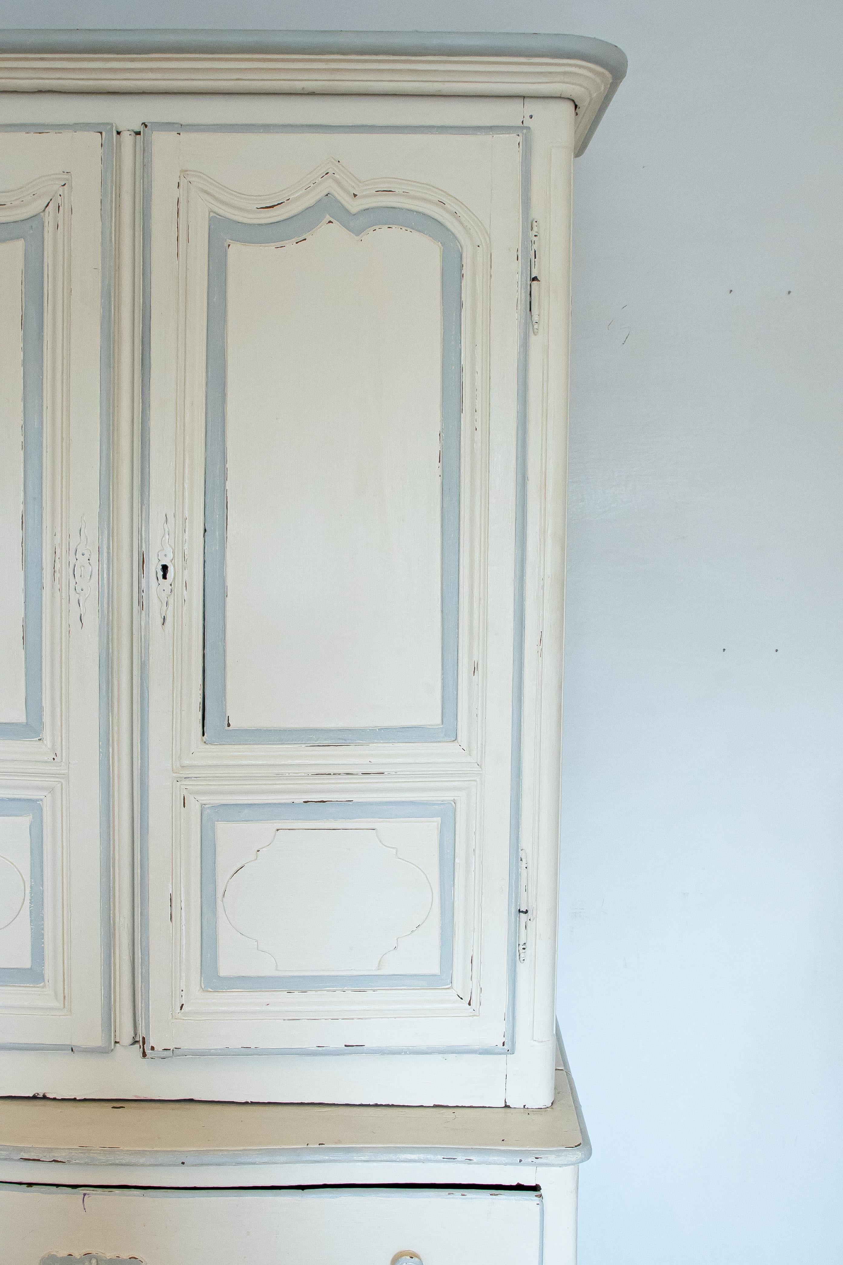 Lo squisito Buffet à Deux Corps in stile Luigi XVI del XIX secolo è un vero e proprio pezzo forte. Realizzato con la classica raffinatezza francese, il mobile a due pezzi presenta una splendida finitura color crema dipinta a mano con delicati