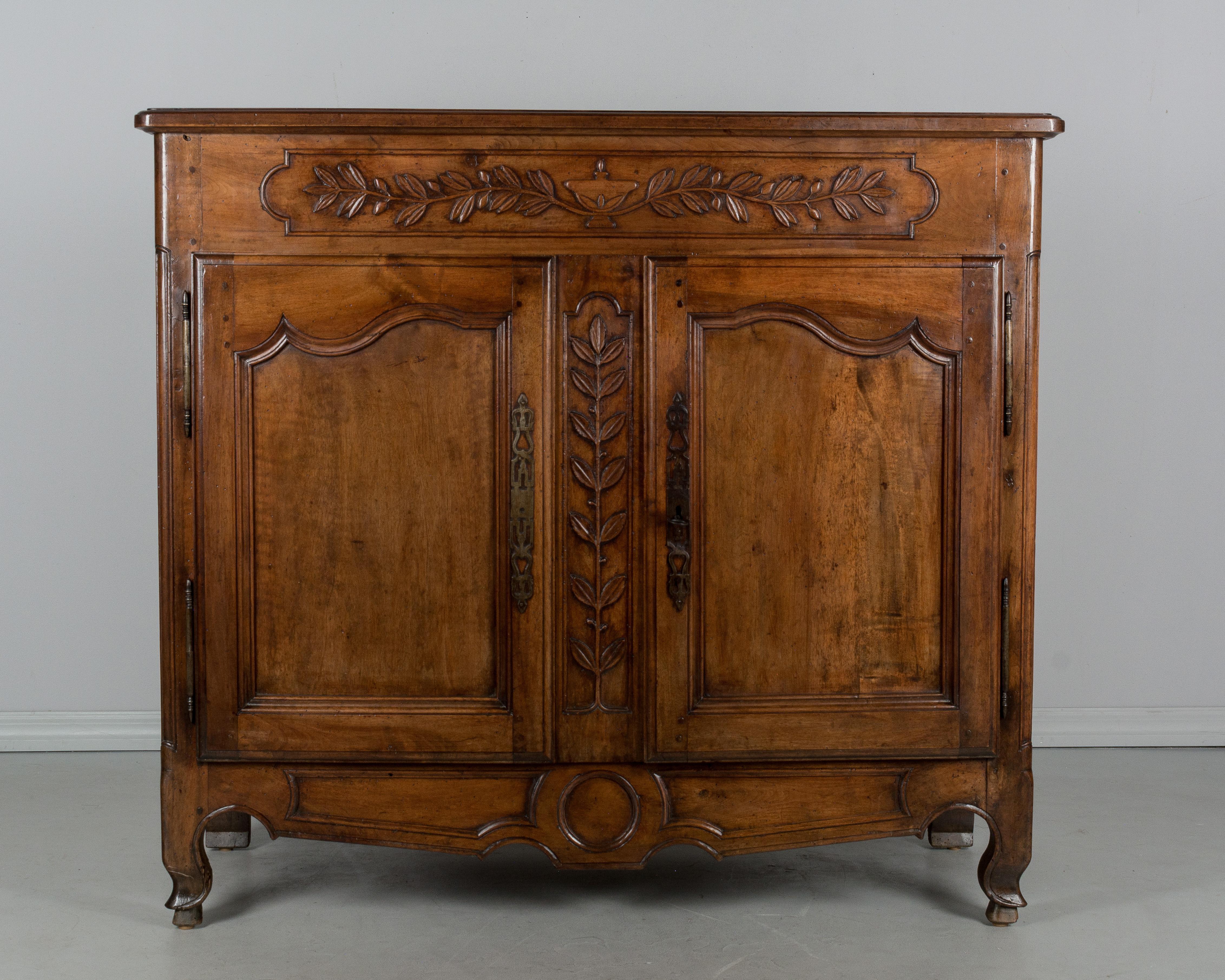 Buffet- oder Sideboard im Louis XV.-Stil des 19. Jahrhunderts (Französisch) im Angebot