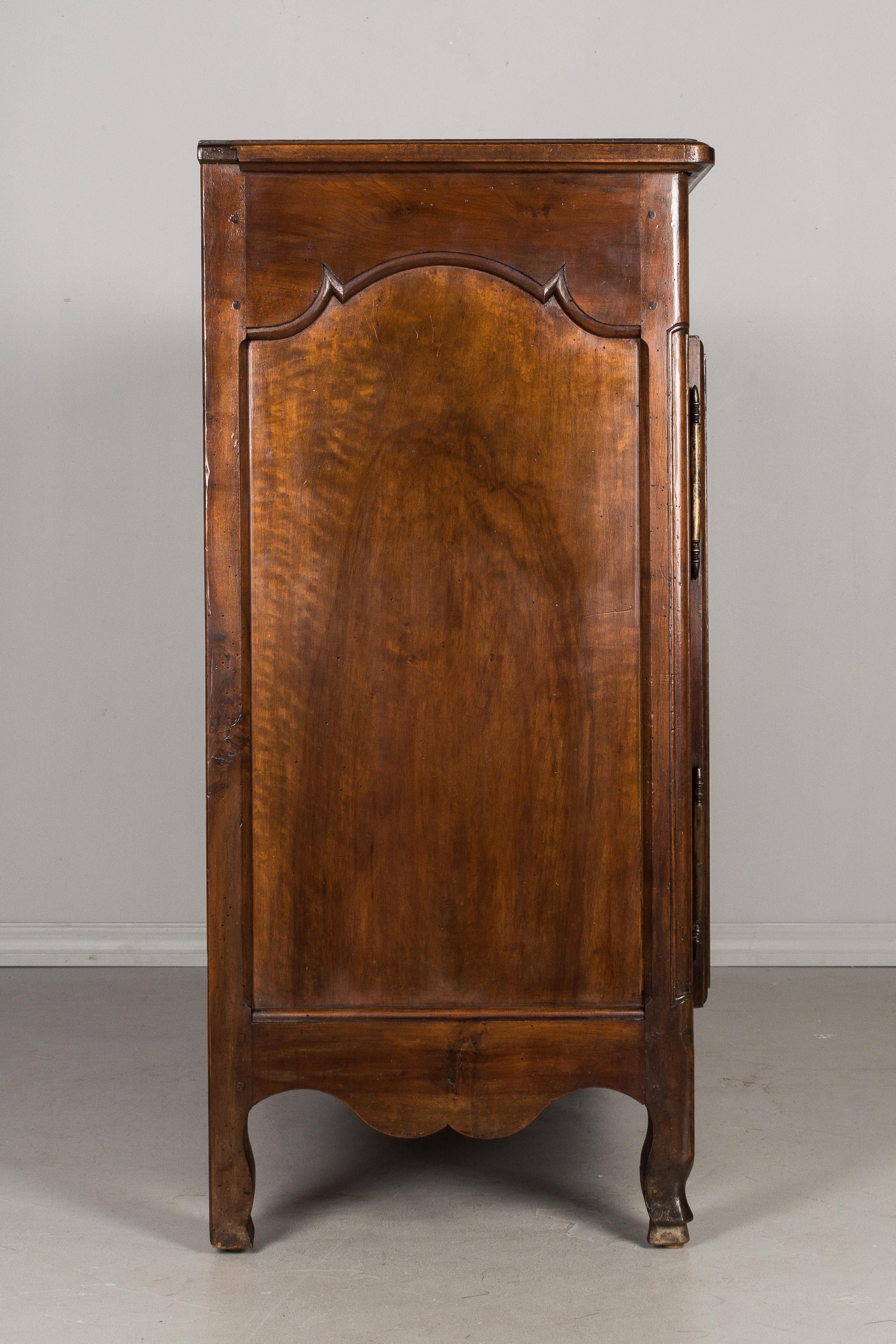 Buffet- oder Sideboard im Louis XV.-Stil des 19. Jahrhunderts (Walnuss) im Angebot