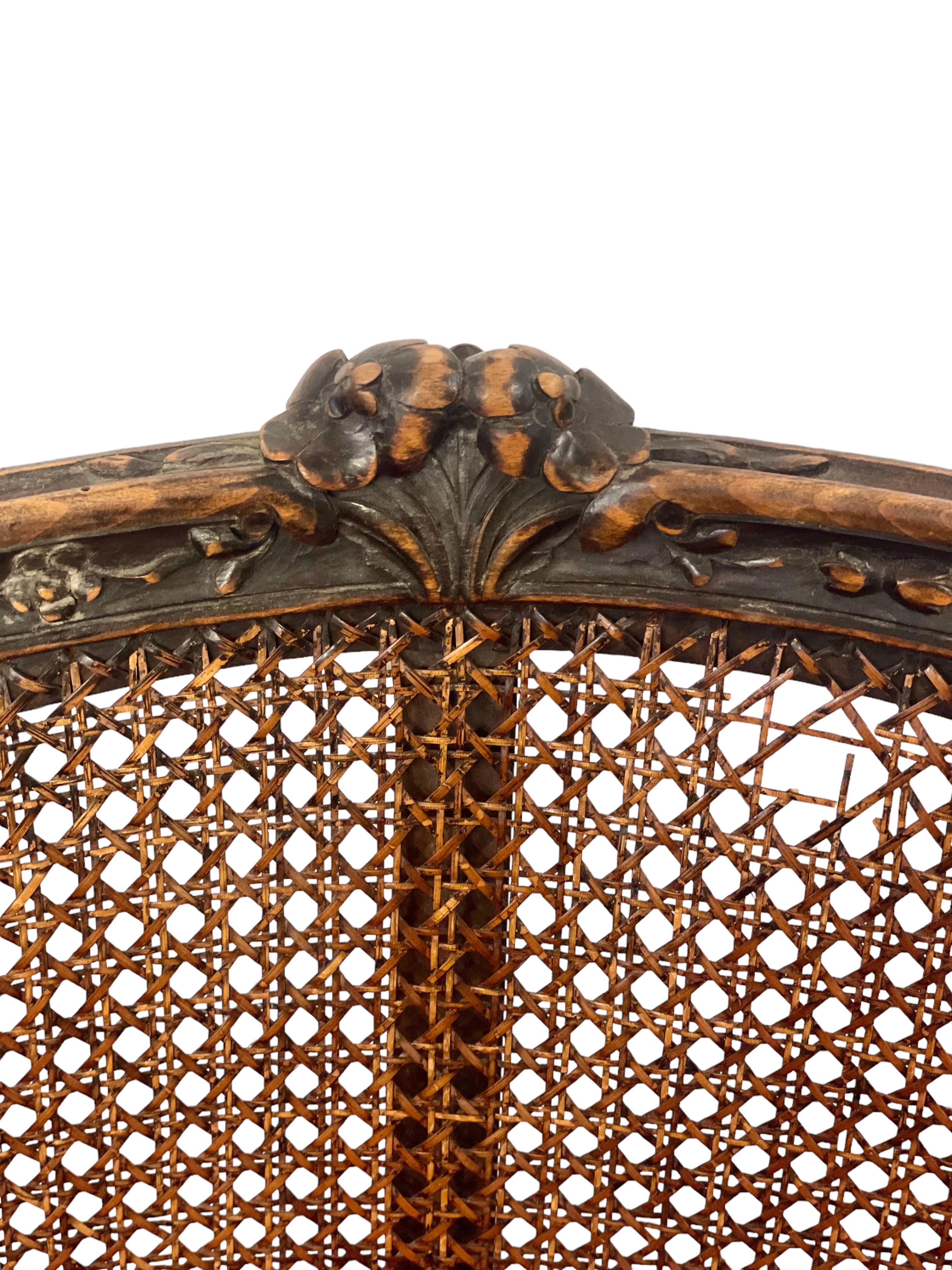 Chaise Bergère cannée de style Louis XV du 19ème siècle en vente 1