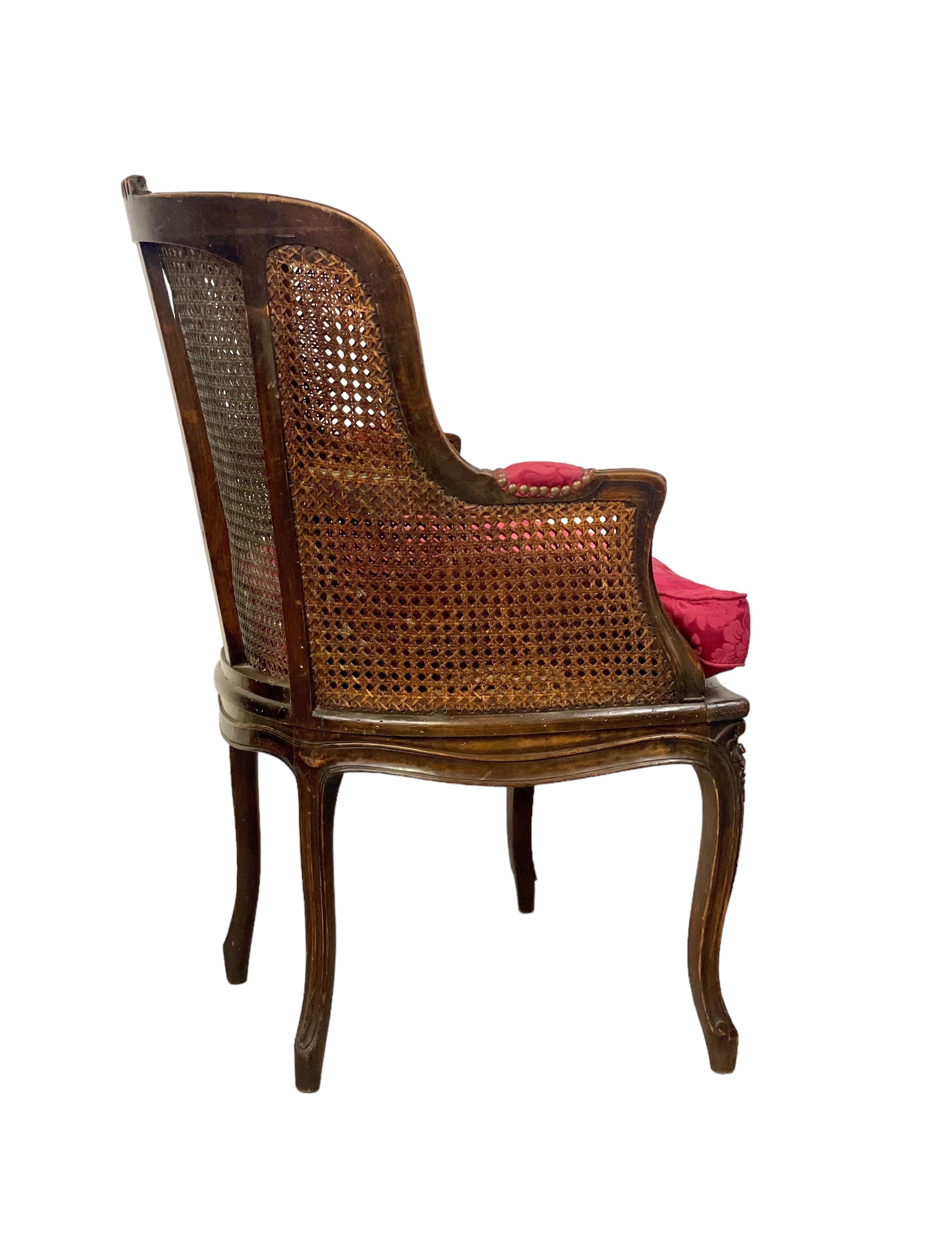 Chaise Bergère cannée de style Louis XV du 19ème siècle en vente 2