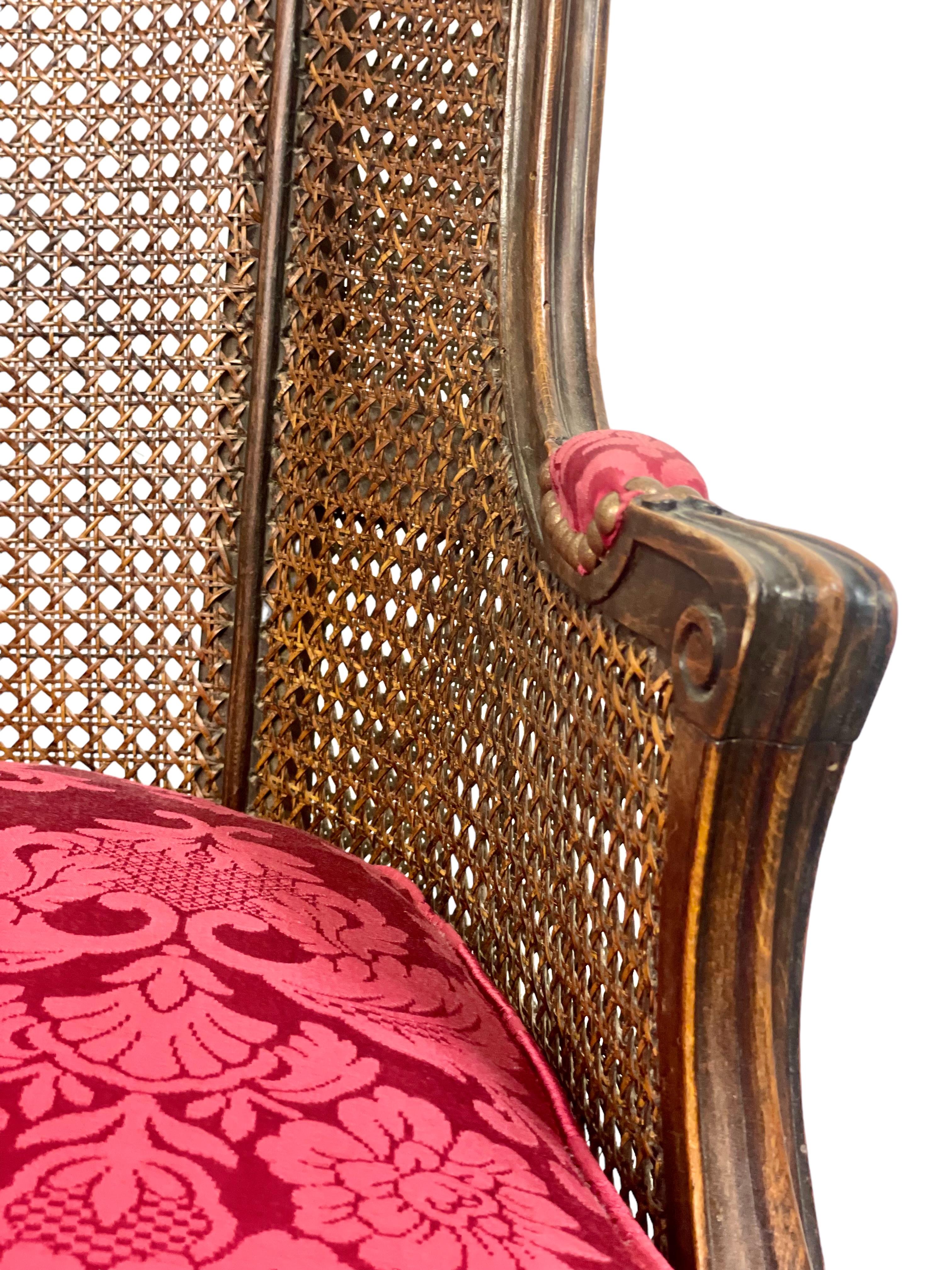 Chaise Bergère cannée de style Louis XV du 19ème siècle en vente 3