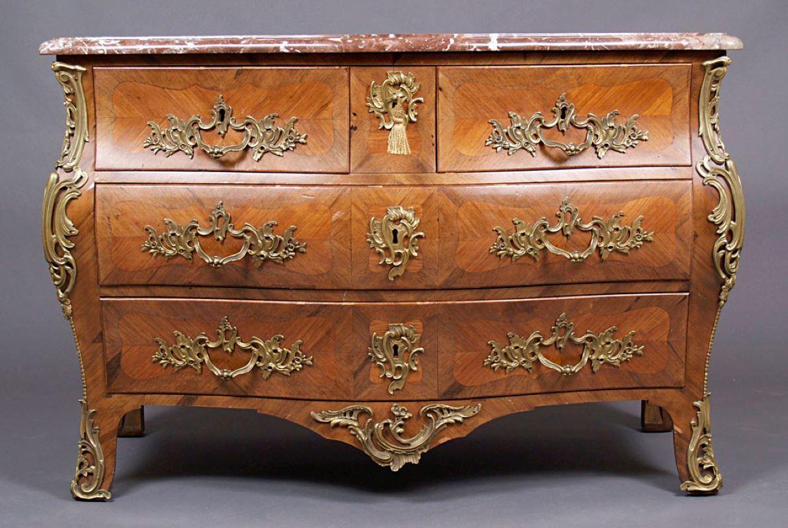 19th century Louis XV style chest of drawers with marble top
A Louis XV style chest of drawers with wavy shapes. Slightly curved at the front and concave on the sides, with five drawers in the radius and an original marble top at the top. The whole