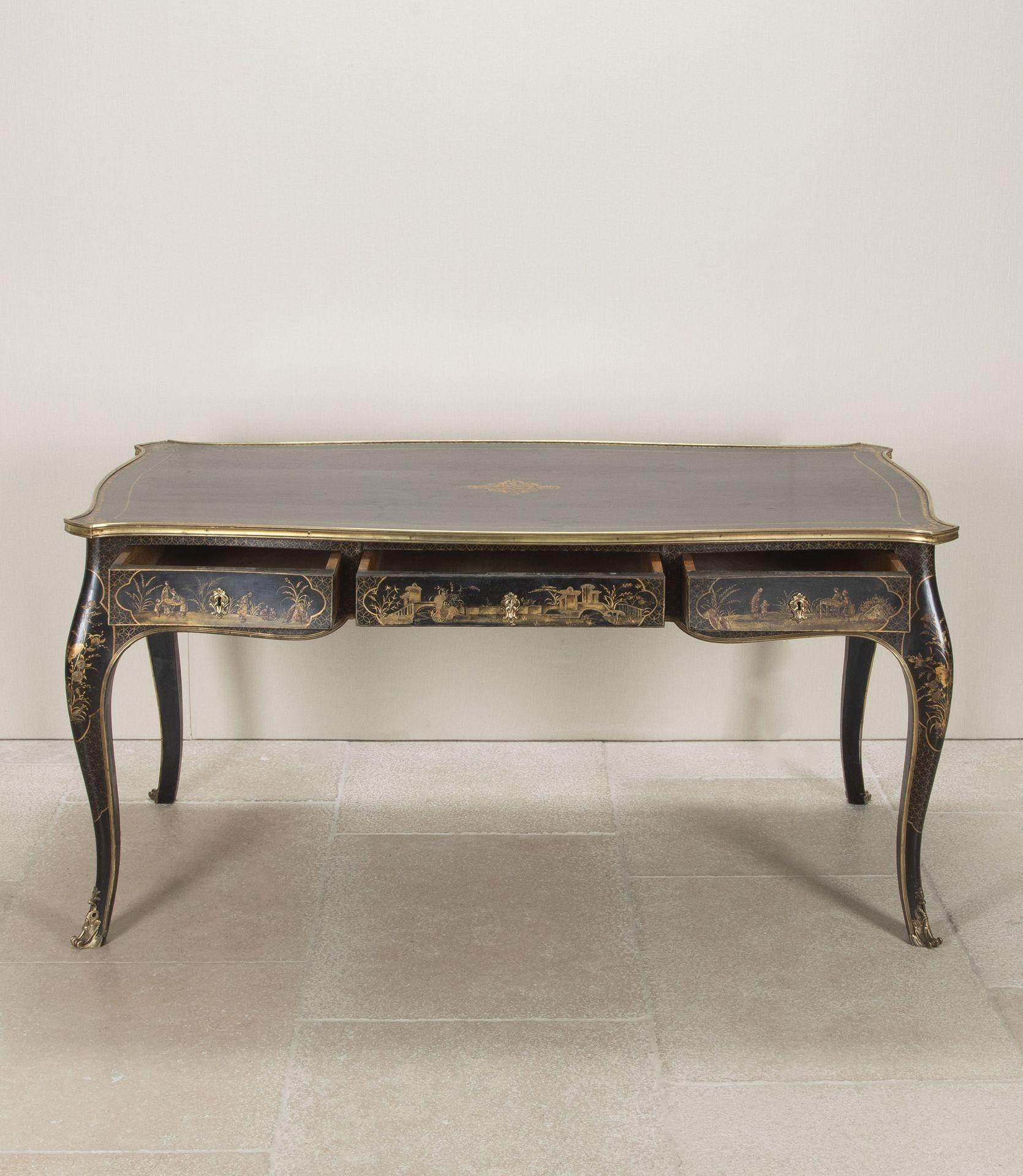 Un esempio eccezionalmente bello di cineseria francese della fine del XIX secolo su un bellissimo bureau in stile Luigi XV. La scrivania è della migliore qualità, con uno splendido scivolo lavorato, incorniciato da una montatura in ottone sagomata e
