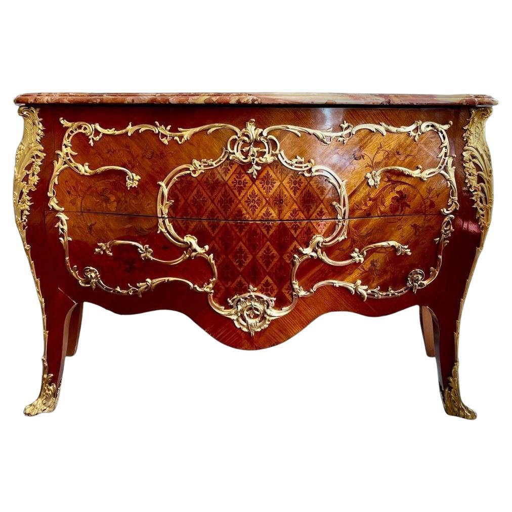 Commode de style Louis XV du 19ème siècle en marqueterie de fleurs  en vente