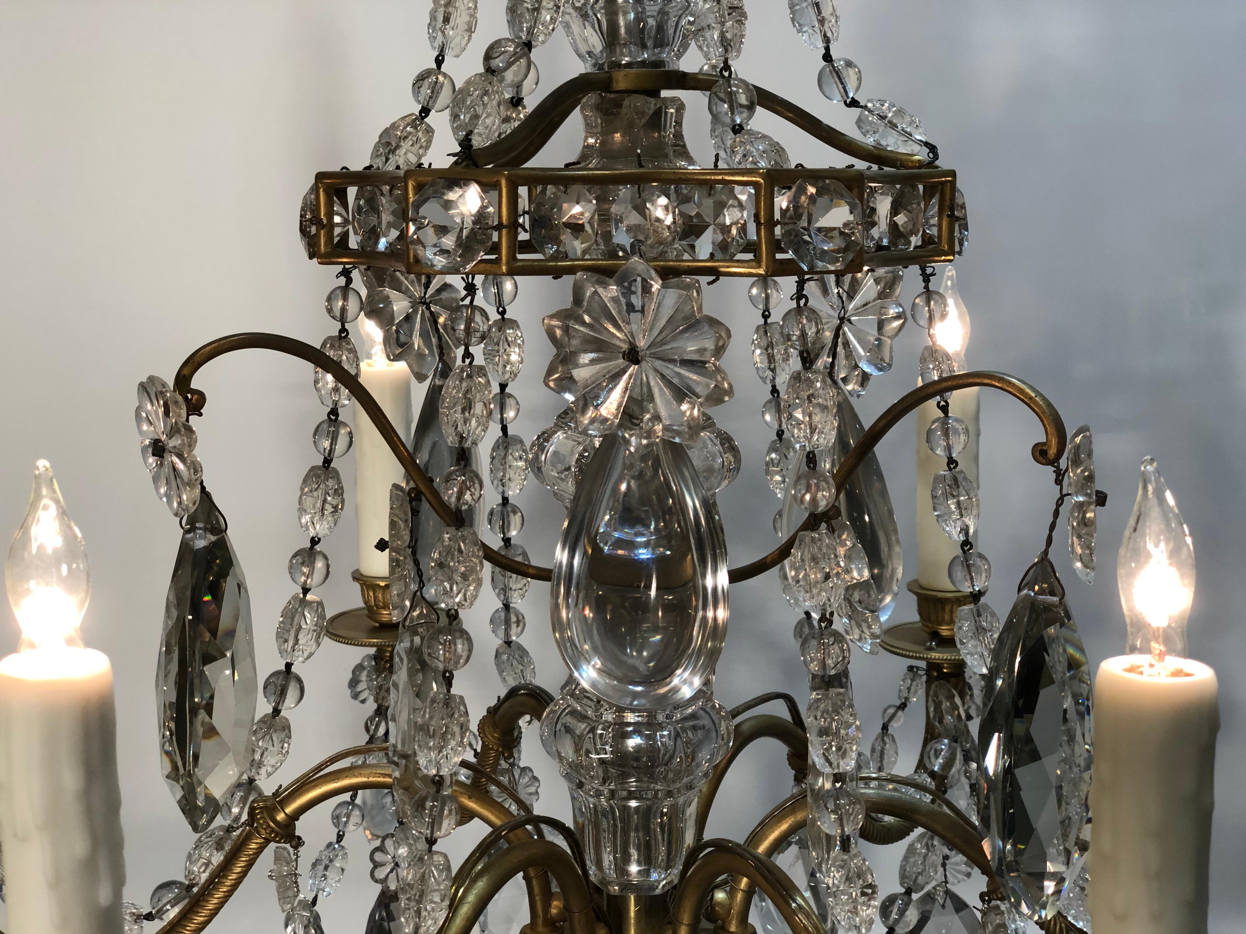 Kronleuchter aus Kristall und vergoldeter Bronze im Louis-XV-Stil des 19. Jahrhunderts im Angebot 1