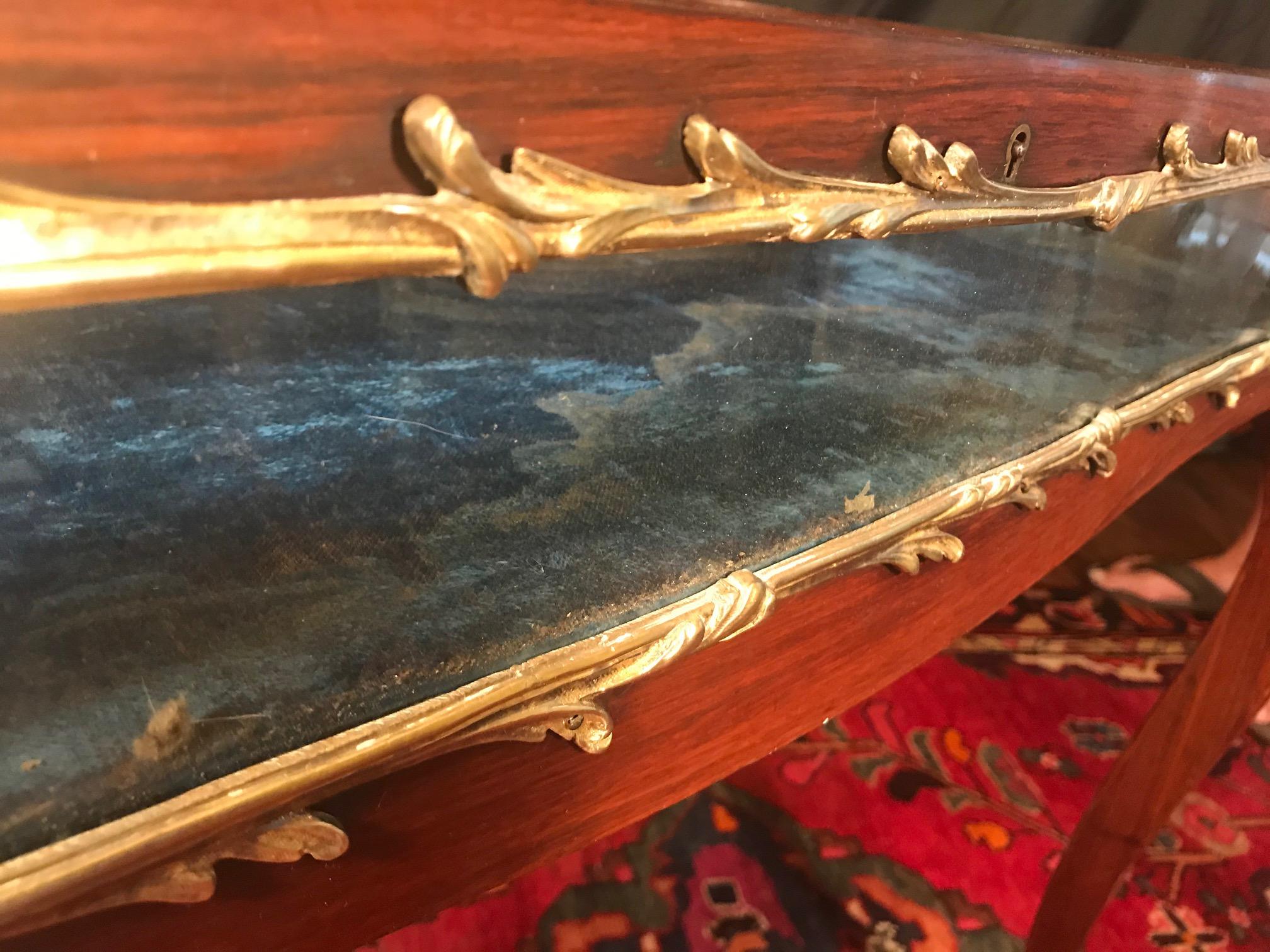 curio-Tisch im Stil Louis XV des 19. Jahrhunderts:: Mahagoni mit Bronzebeschlägen im Angebot 5