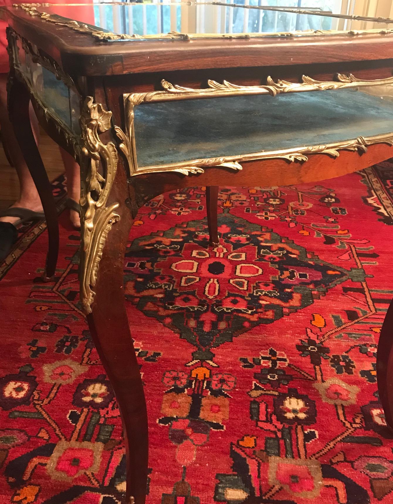 curio-Tisch im Stil Louis XV des 19. Jahrhunderts:: Mahagoni mit Bronzebeschlägen im Angebot 7