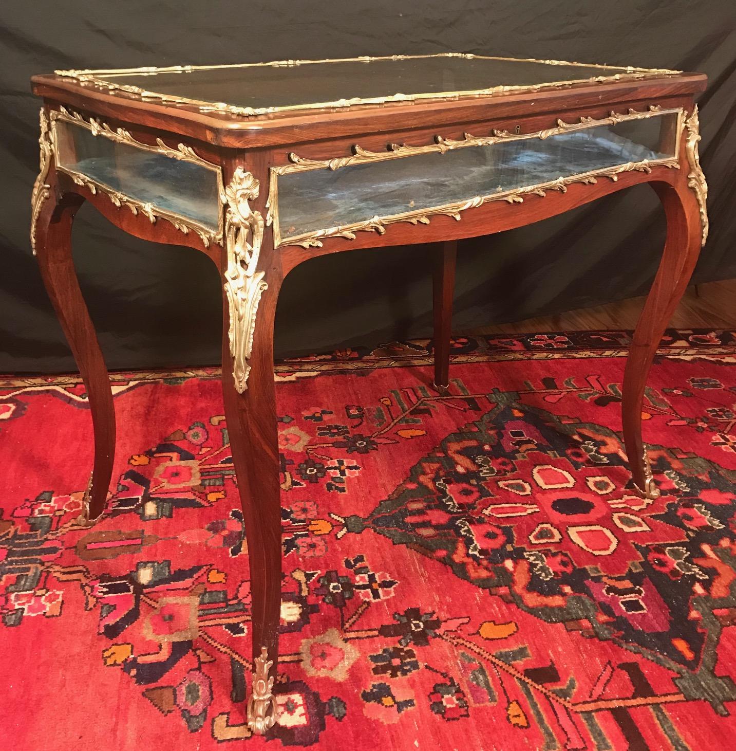 curio-Tisch im Stil Louis XV des 19. Jahrhunderts:: Mahagoni mit Bronzebeschlägen (Französisch) im Angebot